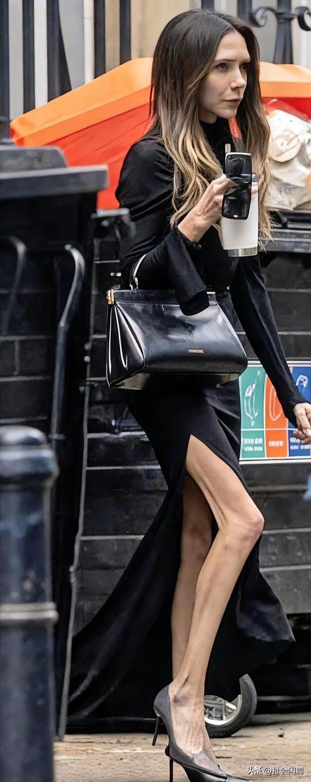 辣妹瘦成这个样子，真的毫无美感可言。

刚刚50出头的辣妹贝克汉姆，露出了自己修