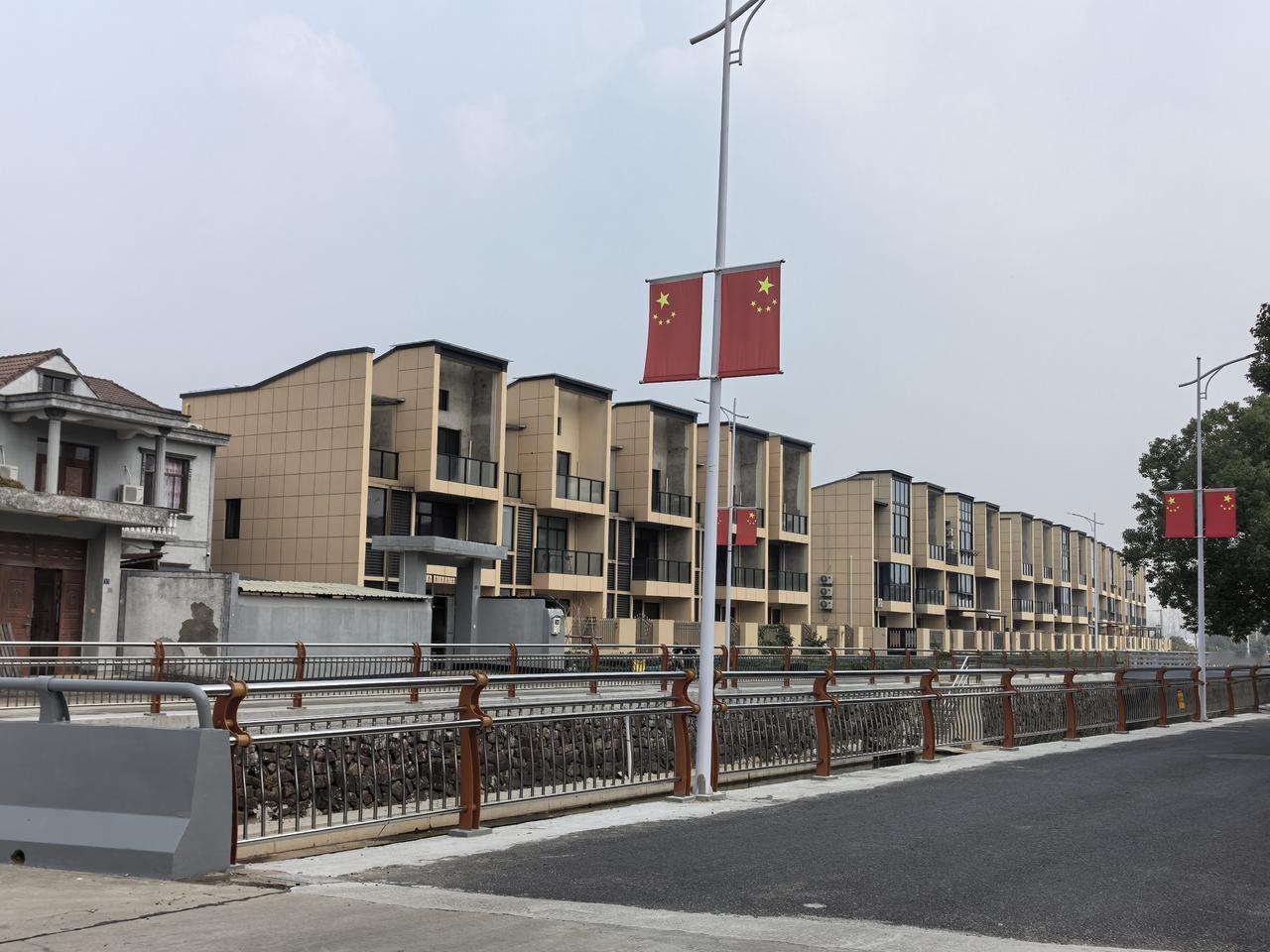 浙东红色小镇—松岙，依山面海，呈现出社会主义新农村建设的生机勃勃。
      