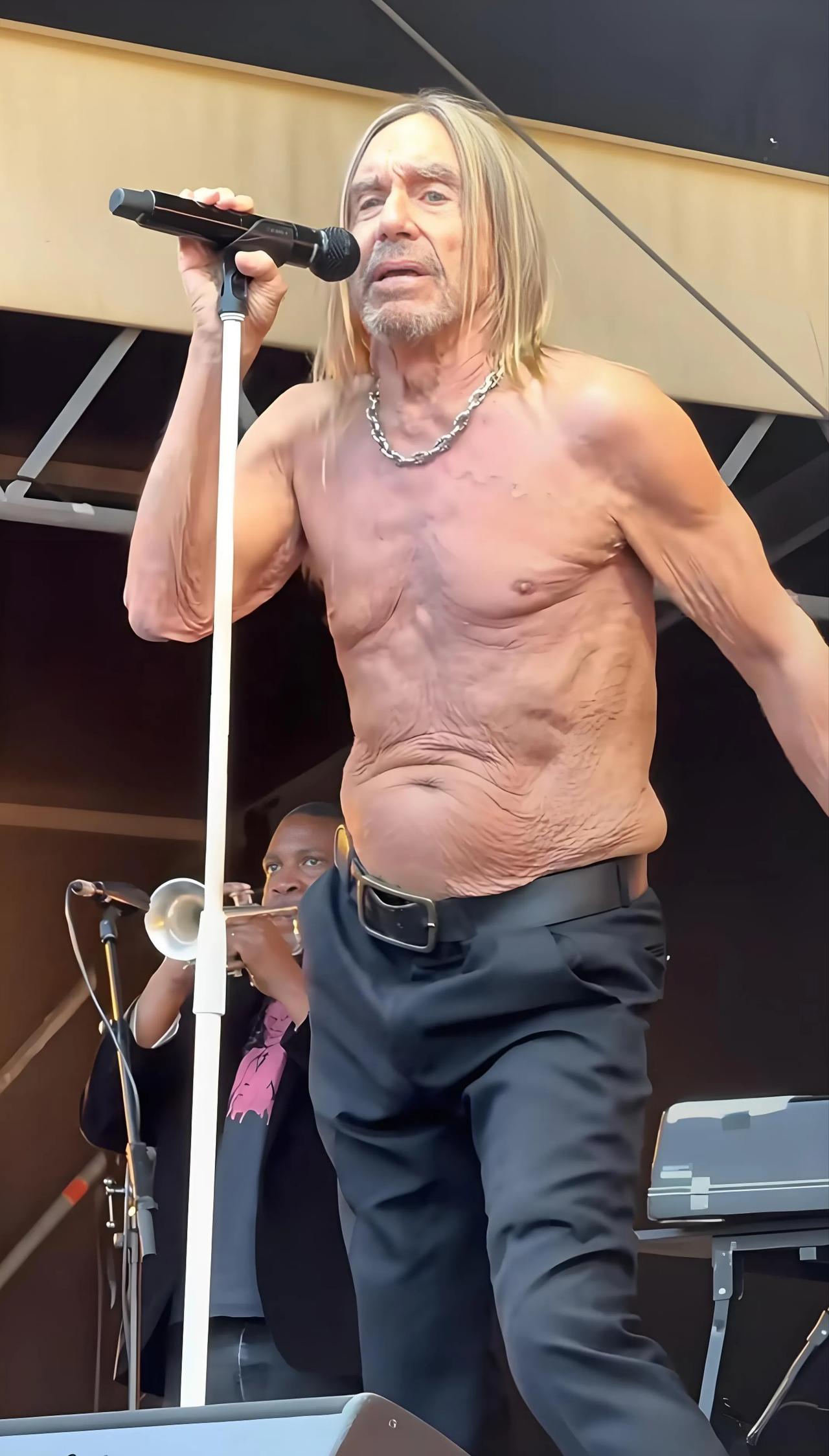 红辣椒乐队的传奇主唱伊格，如今已显沧桑。