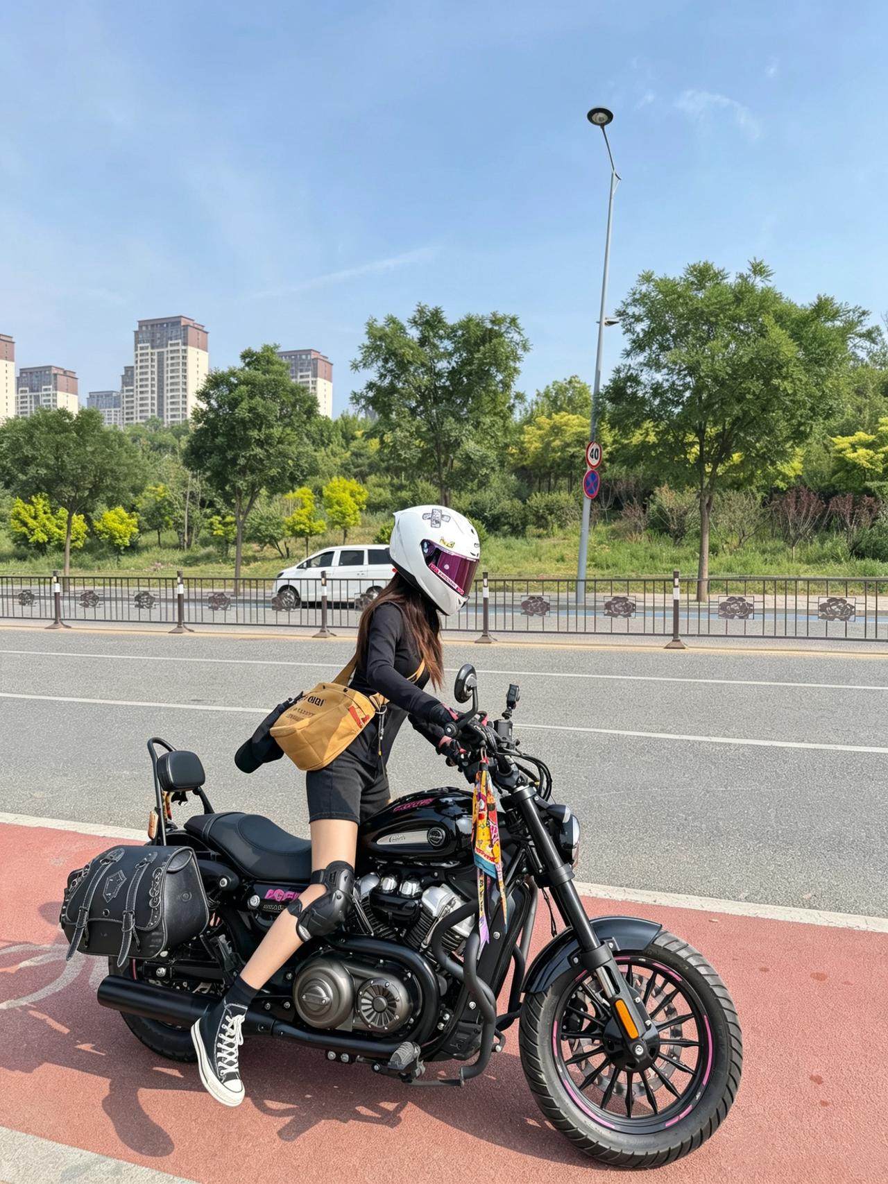 没人规定机车只能男生骑
现如今大街小巷都能看到女骑们
也别再说女生骑车只是摆拍 