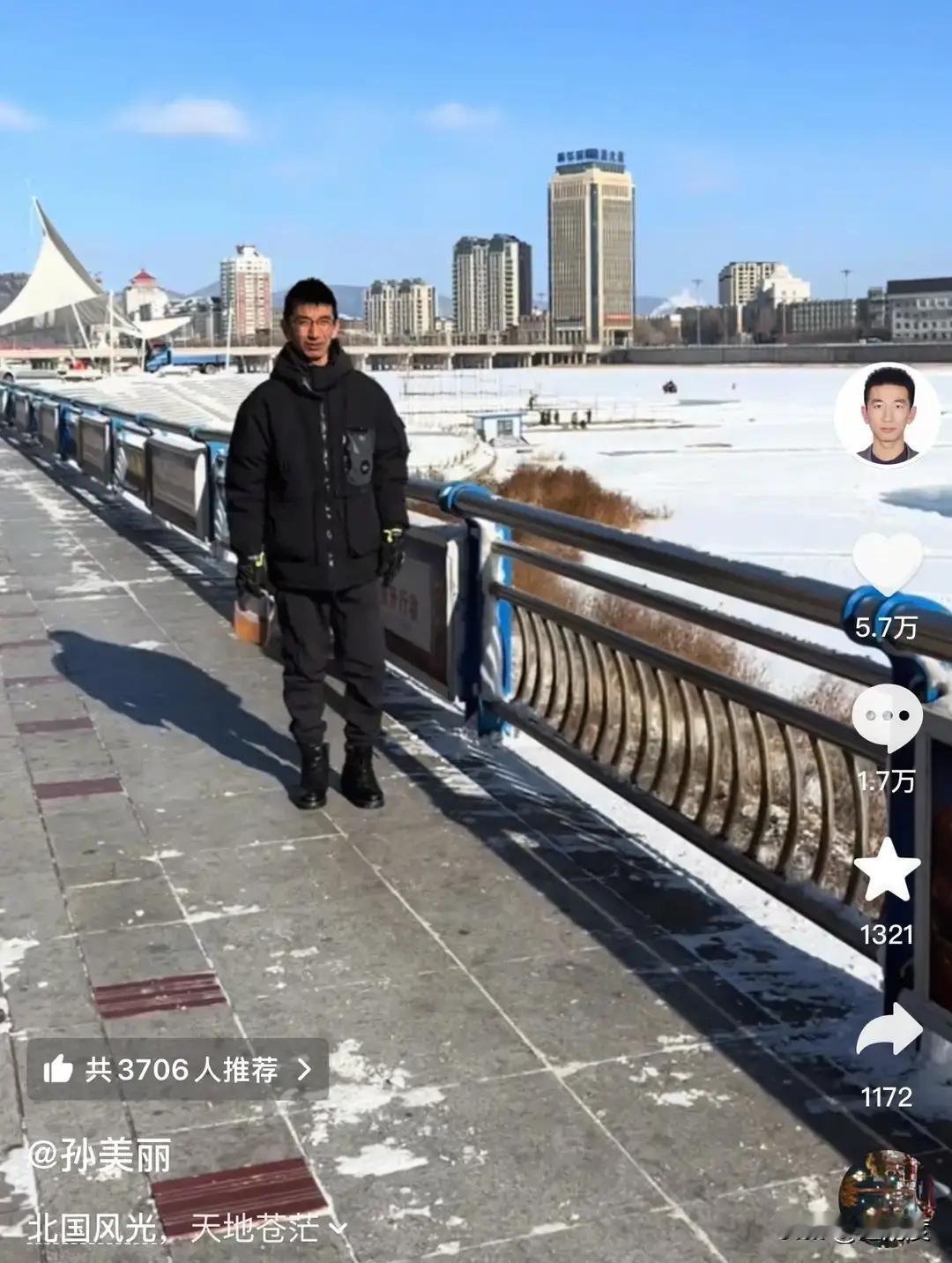 消失30天后，东方小孙在吉林发了个视频。
 
头发盖住额头，穿休闲外套。
 
网