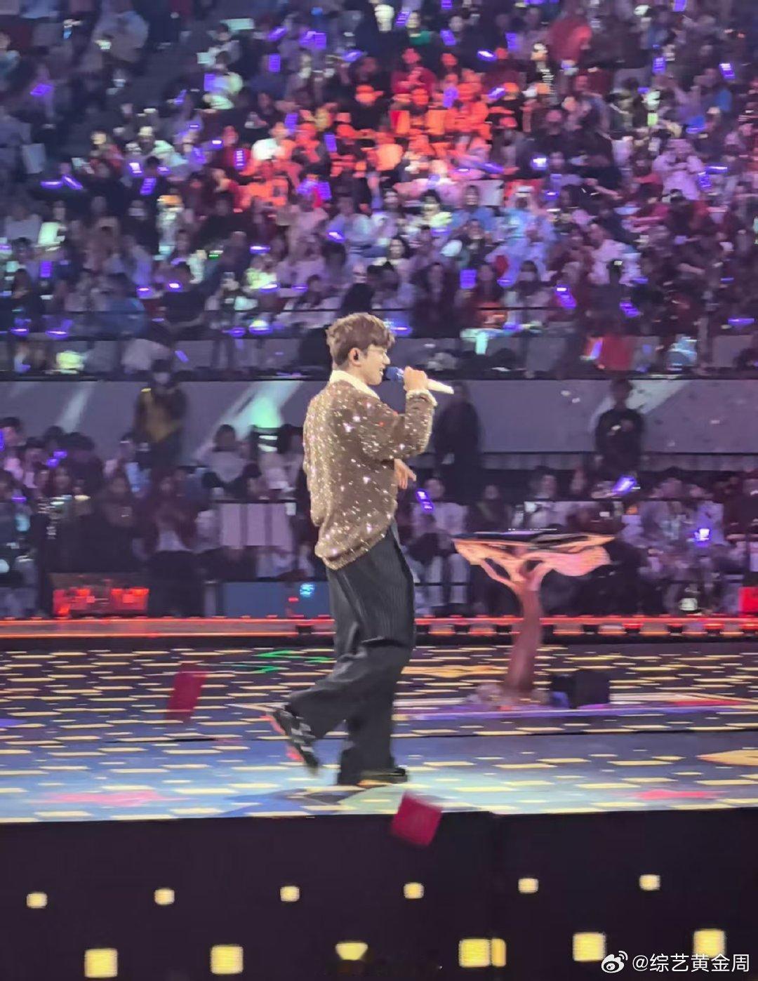 张杰唱树呢哭了 张杰未LIVE巡回演唱会 一开口就沦陷，张杰《树呢》现场含泪演绎