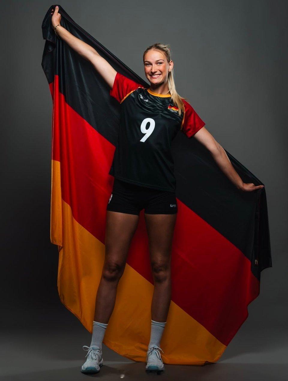 女排[超话] 🇩🇪阿尔斯迈尔当选德国年度最佳排球运动员。 ​​​