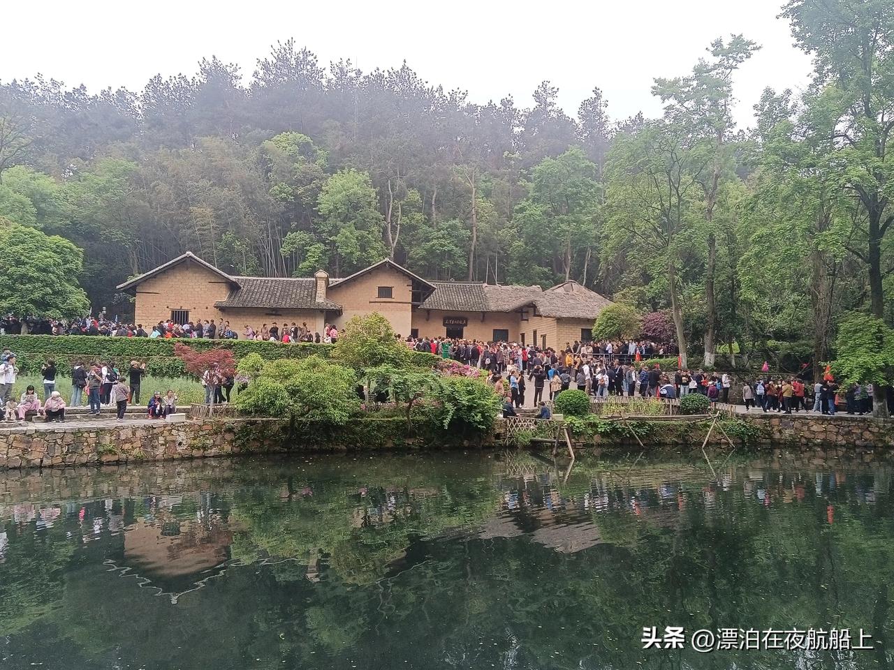 毛主席故居人流如潮！