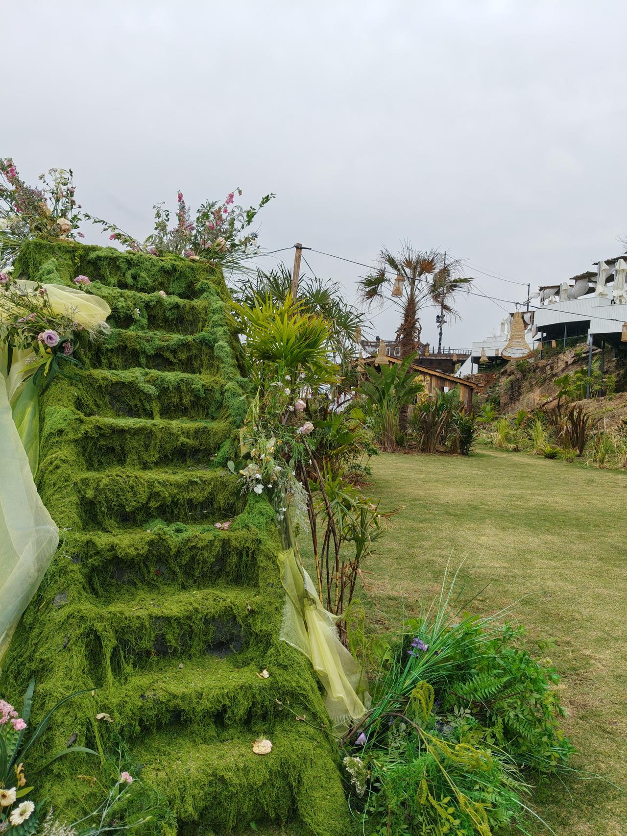 今天大盘又是绿油油一片，三大指数全绿，主力资金也是流出，成交量也是缩量，感觉那那
