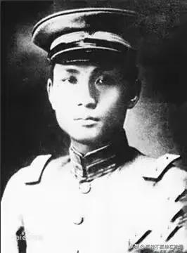 邓铿（字仲铭），在民国初年的政治舞台上扮演了一个极为关键的角色，尤其是在孙中山与