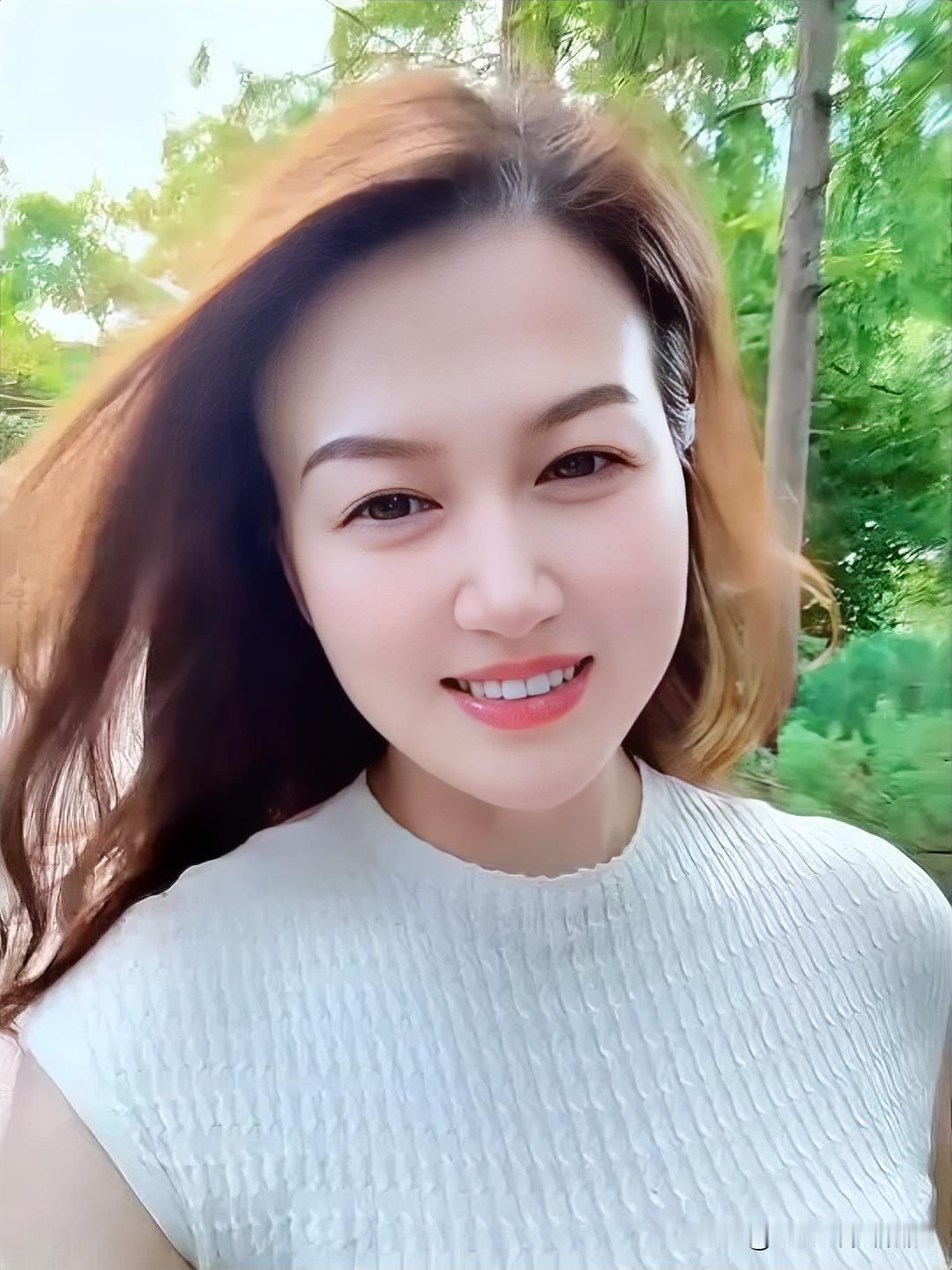 绿荫筛下碎金，她发丝似流霞漫舞。素白衣袂承着风，笑涡盛着暖阳，眸光清透如林间泉，