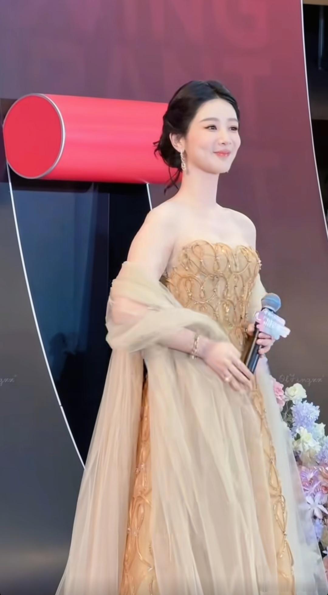 刷到杨紫线下活动的生图，满屏都在刷“好长一条”。这形容挺有意思，乍一听像夸竹子，
