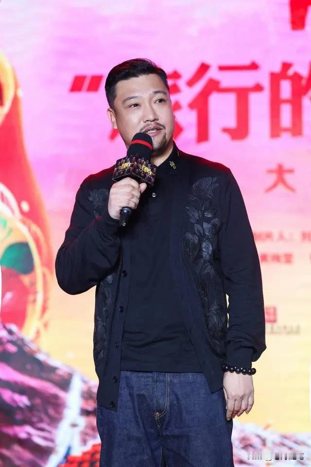 演员，贾冰说，我和我爹感情特别好，不像很多父子之间有隔阂什么的，我都十八九岁了，