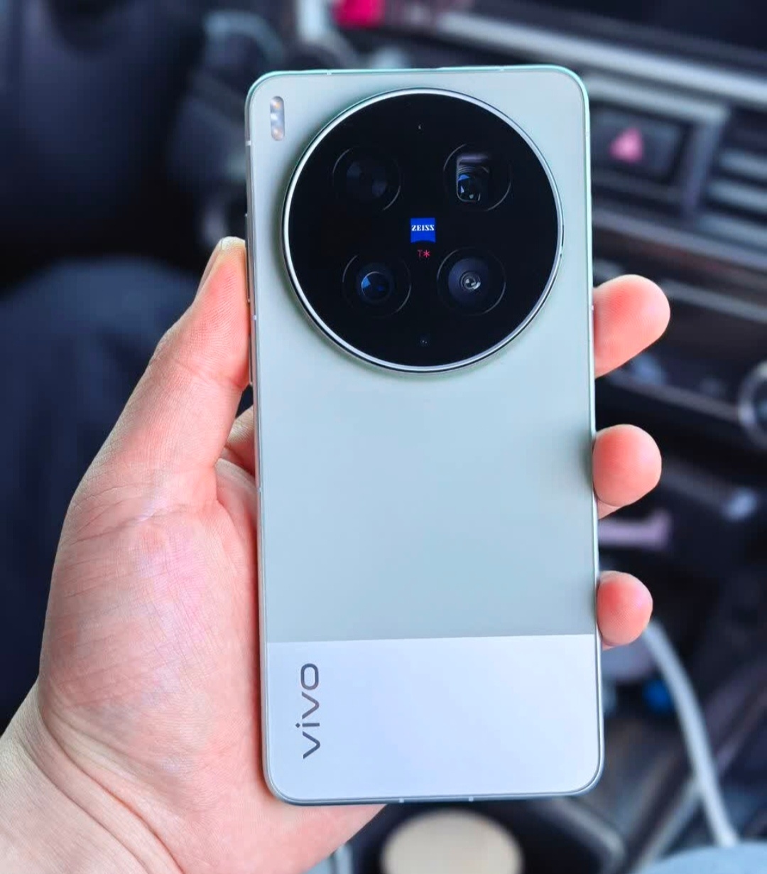 vivo X300 Ultra、X300s开售了，刚刚去到店里体验时，店员说到一