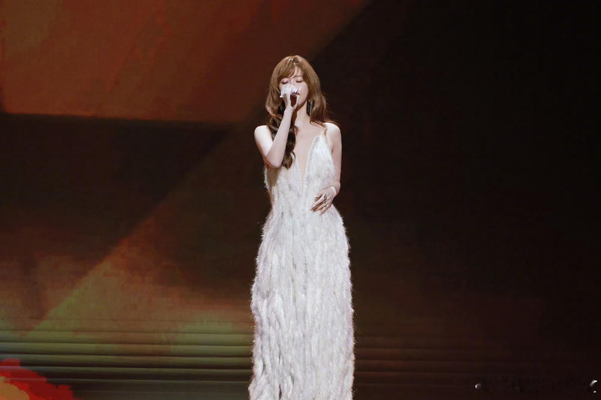 弦子TMEA全开麦演唱你已经很棒弦子《你已经很棒》好听！清澈声线自带力量，歌声温