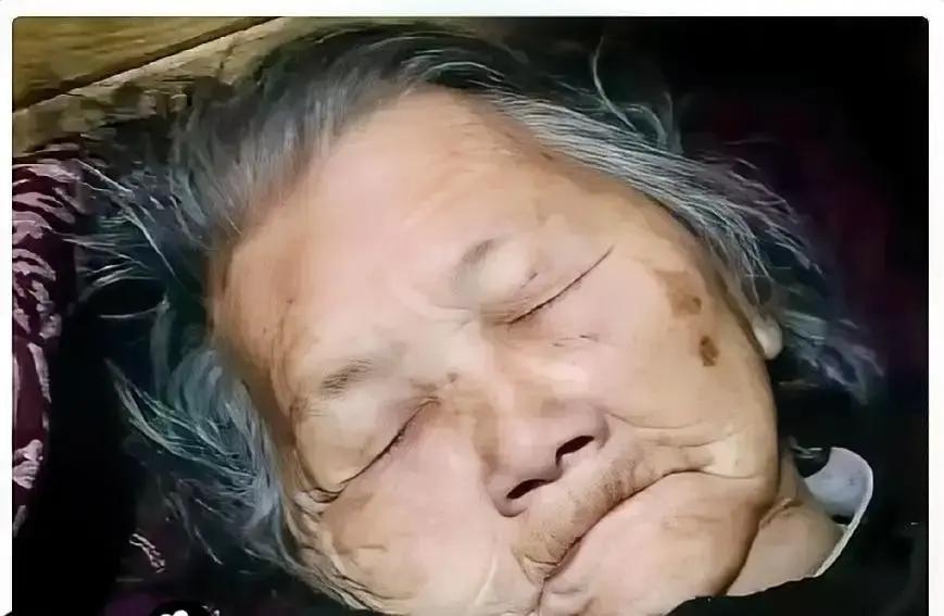 82岁张老太夜里喝了半杯白酒又吞下几粒头孢，第二天孩子推门才发现人已经凉了。
邻