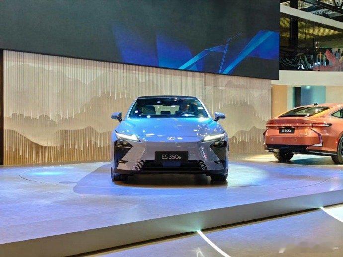 汽车[超话]  全新雷克萨斯ES，怎么变高这么多？内饰也用上了双联大屏幕。雷克萨