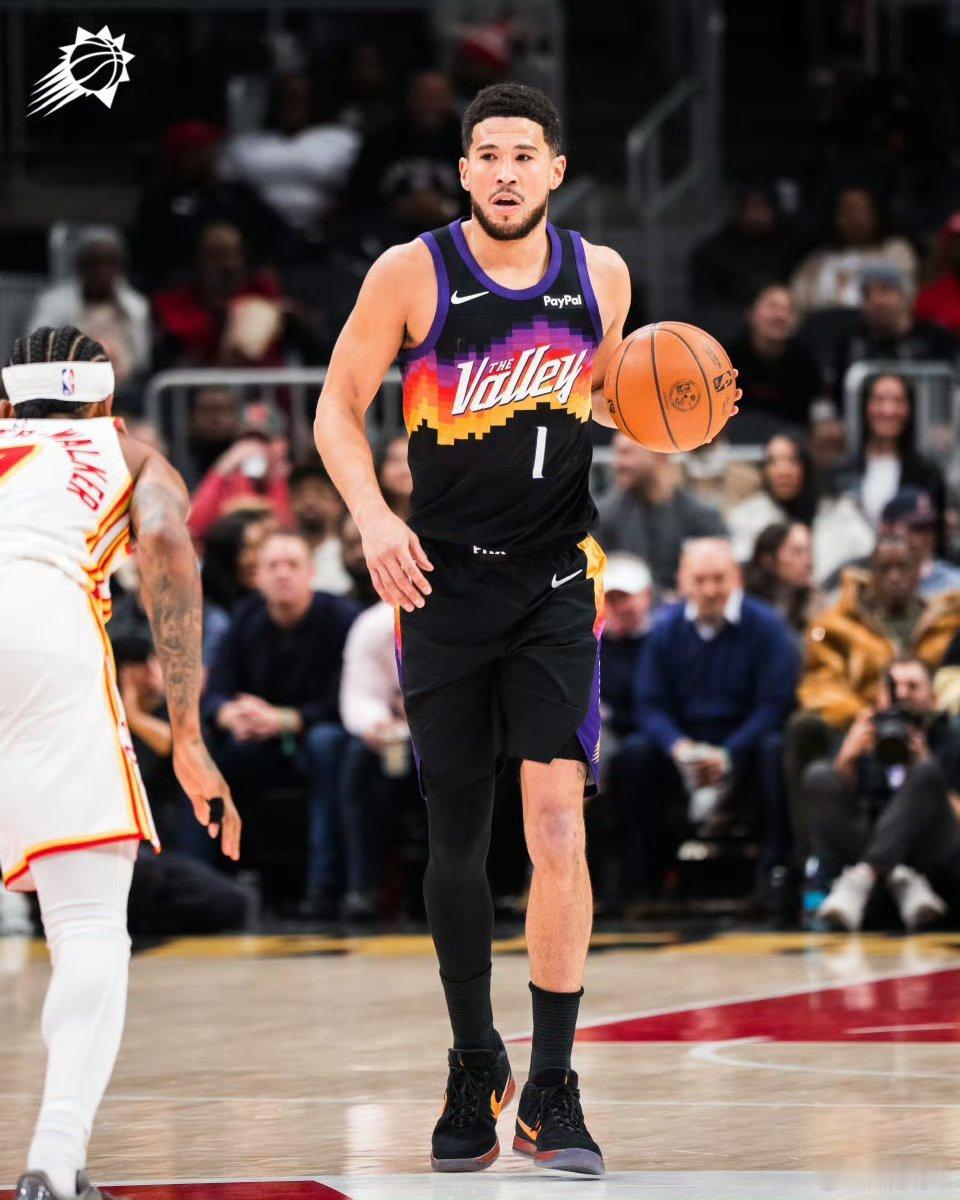 布克这两年是真的不太顺。好不容易球队起来了，他又倒下了。 