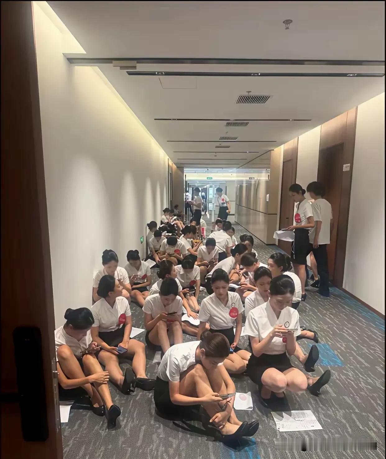 有点好奇，这些坐在地上的小姐姐们正在干嘛呢？[震惊][震惊][震惊]