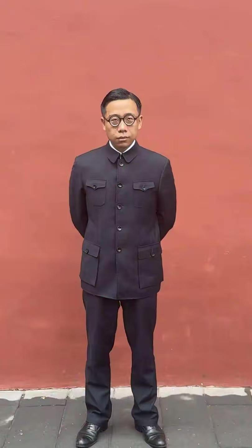 这就叫老天爷追着赏饭吃啊！

看照片，你真的以为这是溥仪吗？

甚至第二张复古照