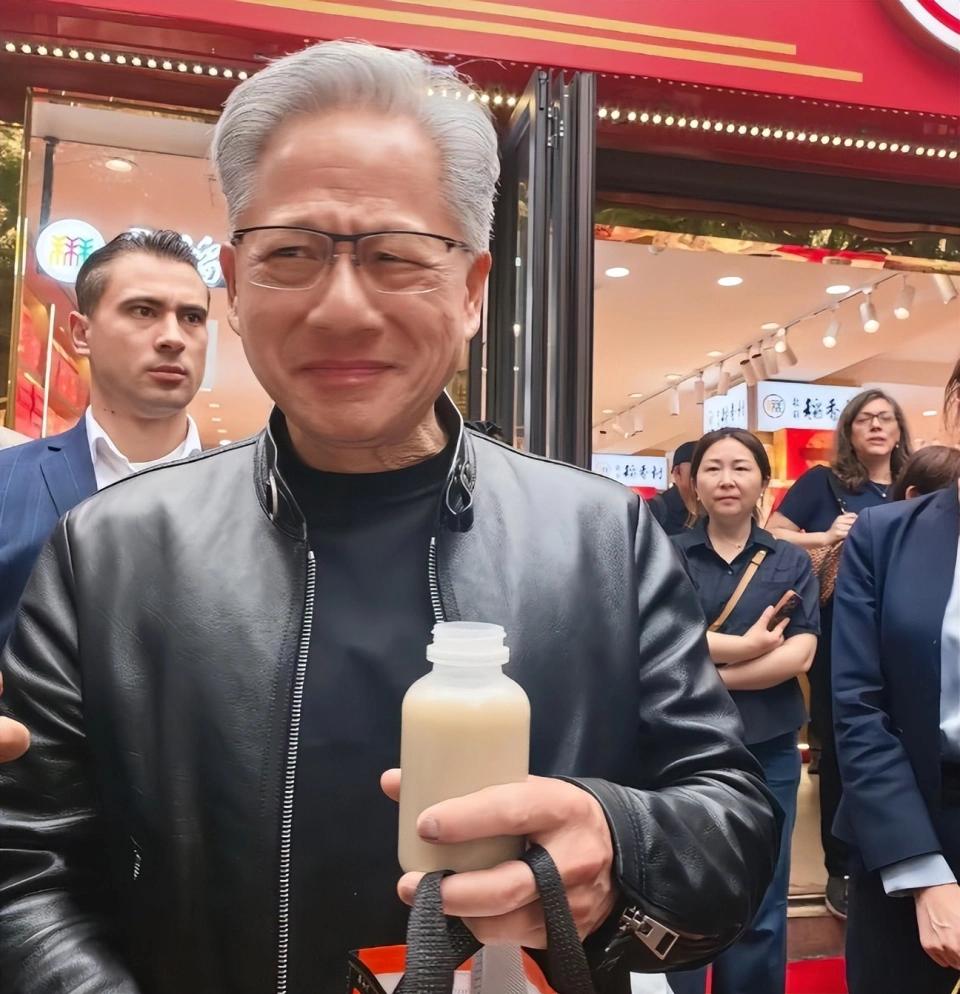 北京高温穿皮衣：“我只有一套西装，还没干洗”
 
5月北京30℃+，所有人穿短袖