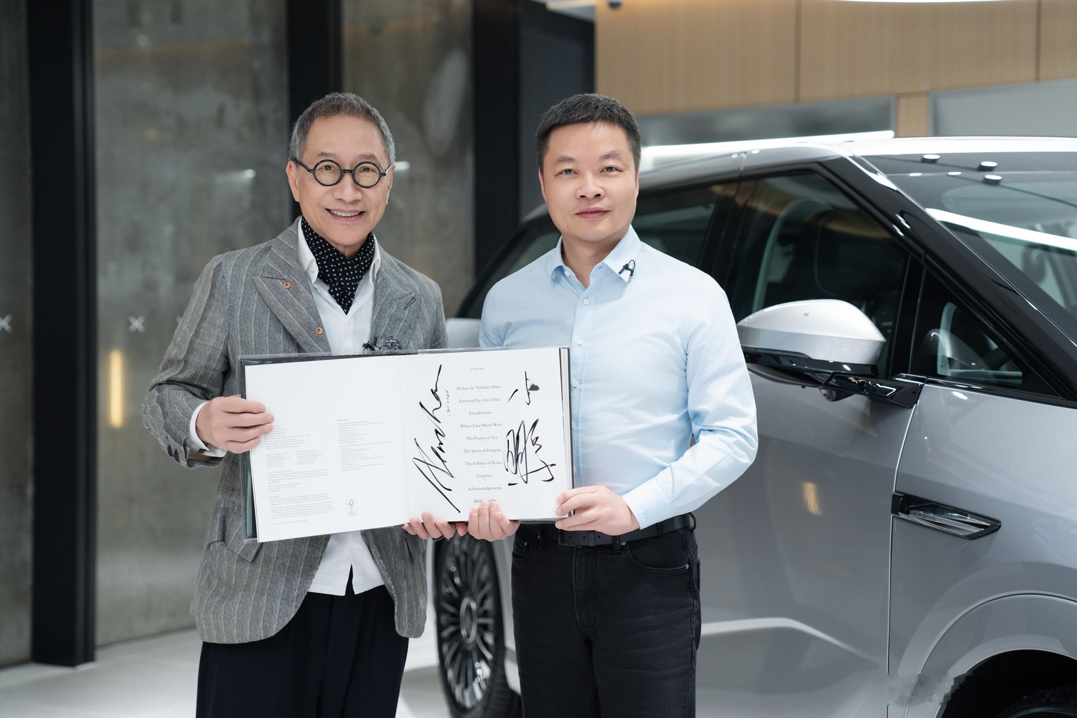 小鹏X9达成全球第6万台交付，何小鹏亲临香港启德展厅，向华人设计教父陈幼坚完成交