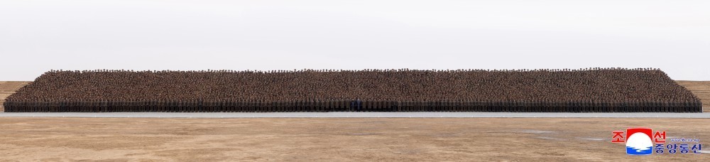 新义州温室综合农场竣工典礼隆重举行当天，金正恩同志同参加新义州温室综合农场建设工