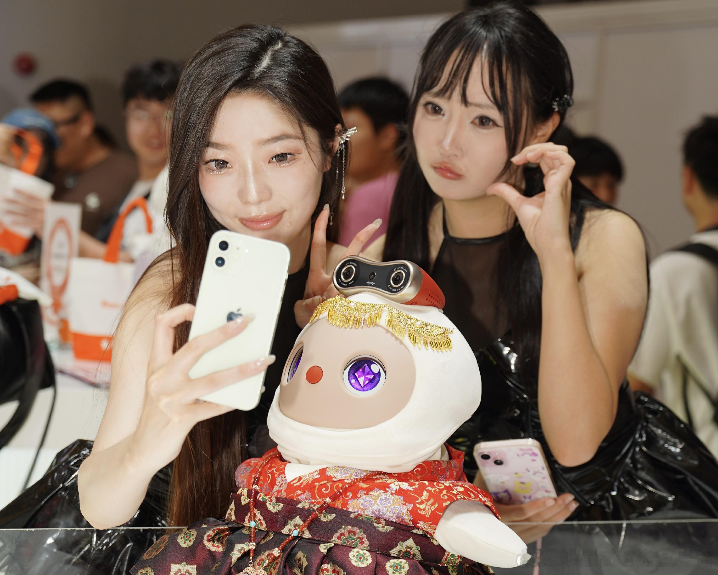 【CJ展上梗最多的展台，migo身穿LV风波事件中国宝相纹亮相】贴脸开大！中国品