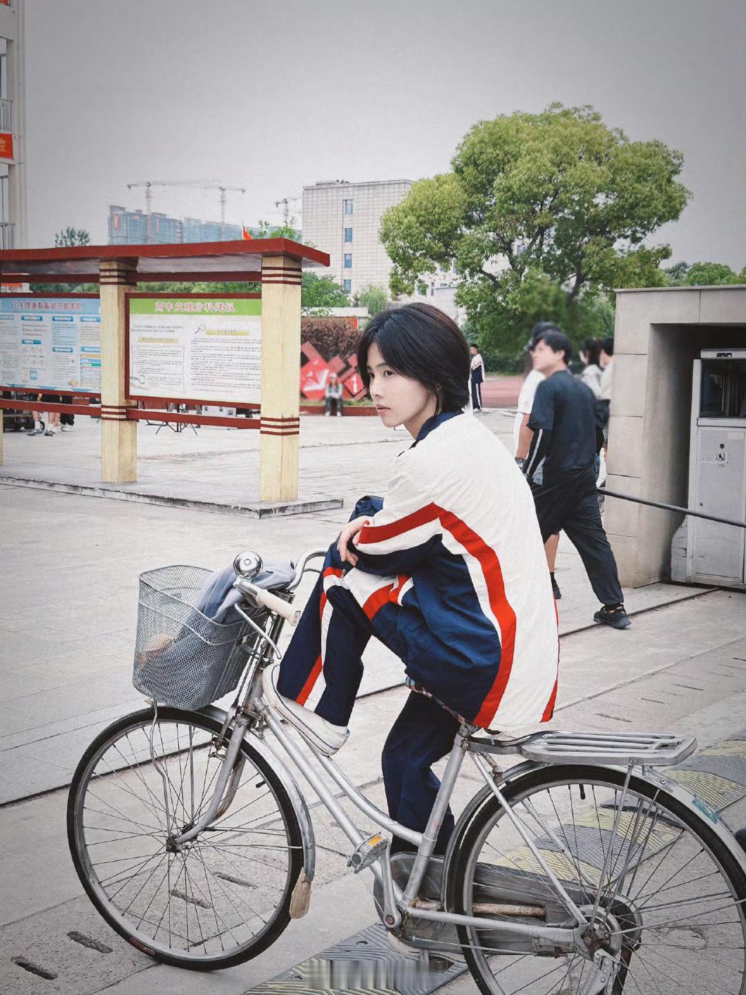 白鹿[超话]夏凤华成长的痕迹夏凤华的故事，触动了我们内心最柔软的地方。曾经的她那