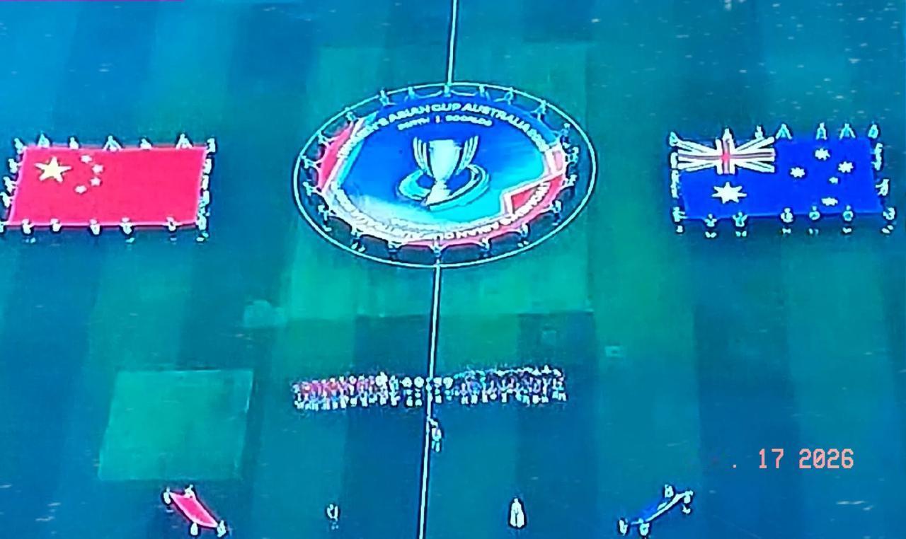 女足亚洲杯首场半决赛中澳大战:
赛前仪式感太强了！
被女高音歌手现场演唱的《义勇