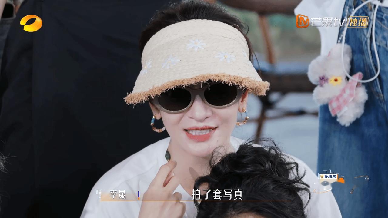 李晟调侃宋妍霏在深圳拍了套写真  宋妍霏这抓拍水准，说是在深圳拍了套写真真没毛病
