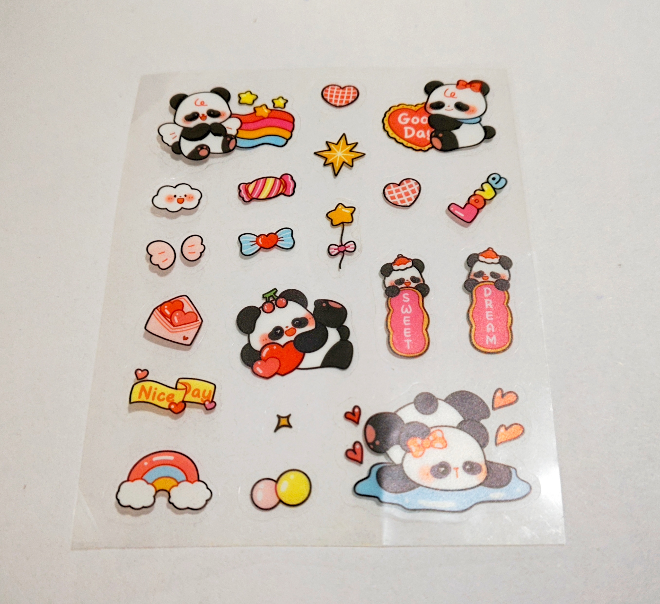 买牛奶送的贴纸，虽然不知道为什么要送这个贴纸，但是真的好可爱啊 ​​​