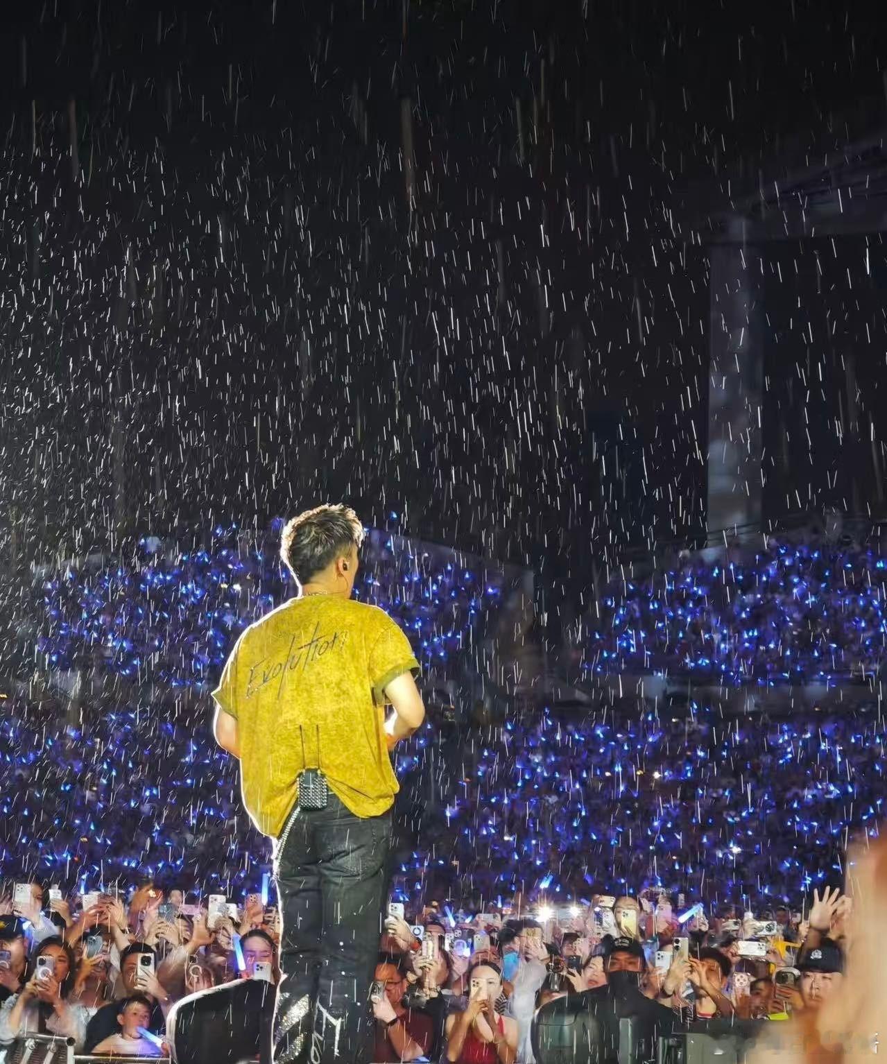 谢霆锋是走发育路来的武汉 之前多次到访武汉，综艺、音乐、城市情怀全面覆盖，谢霆锋