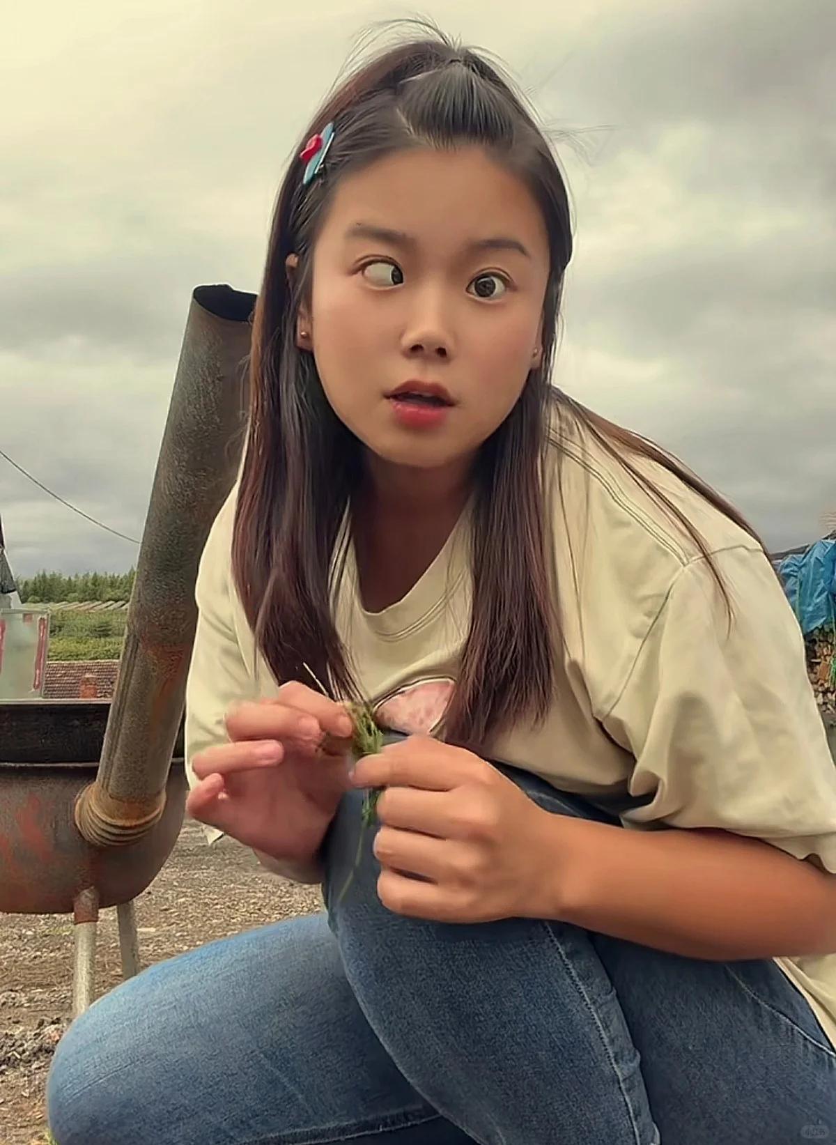 这眼神太有戏！什么场面把姑娘惊到了

小院里的女孩儿，眼睛睁大、满脸诧异，表情感