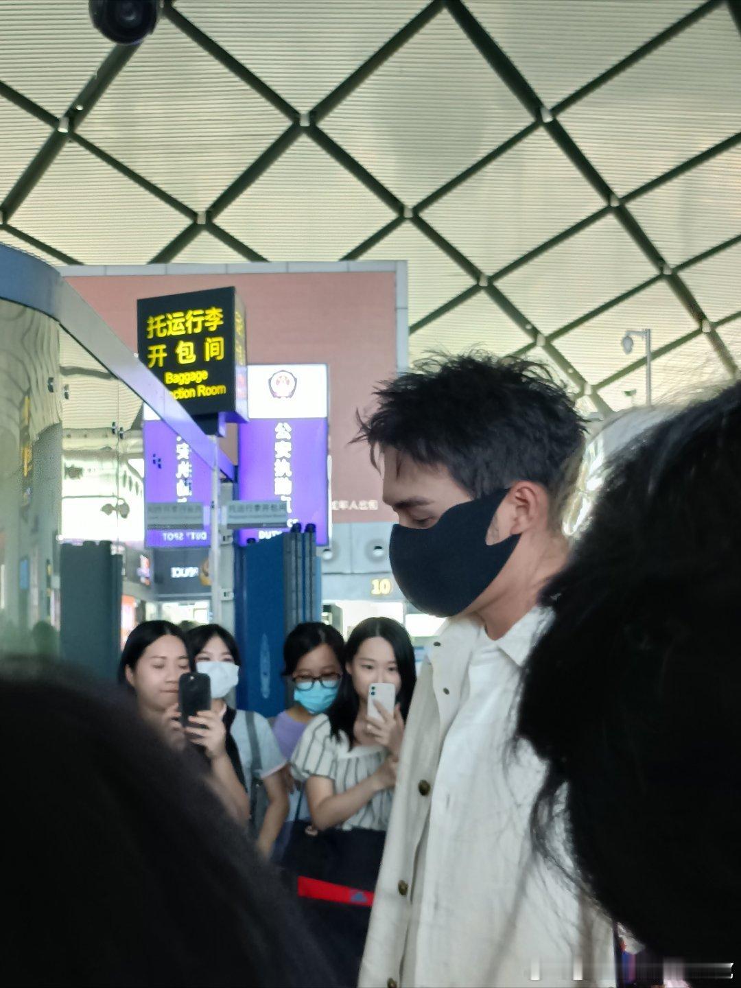 #南宁机场偶遇张彬彬# 好久没有看到张彬彬了呀，这一次看到网友在机场偶遇的时候，