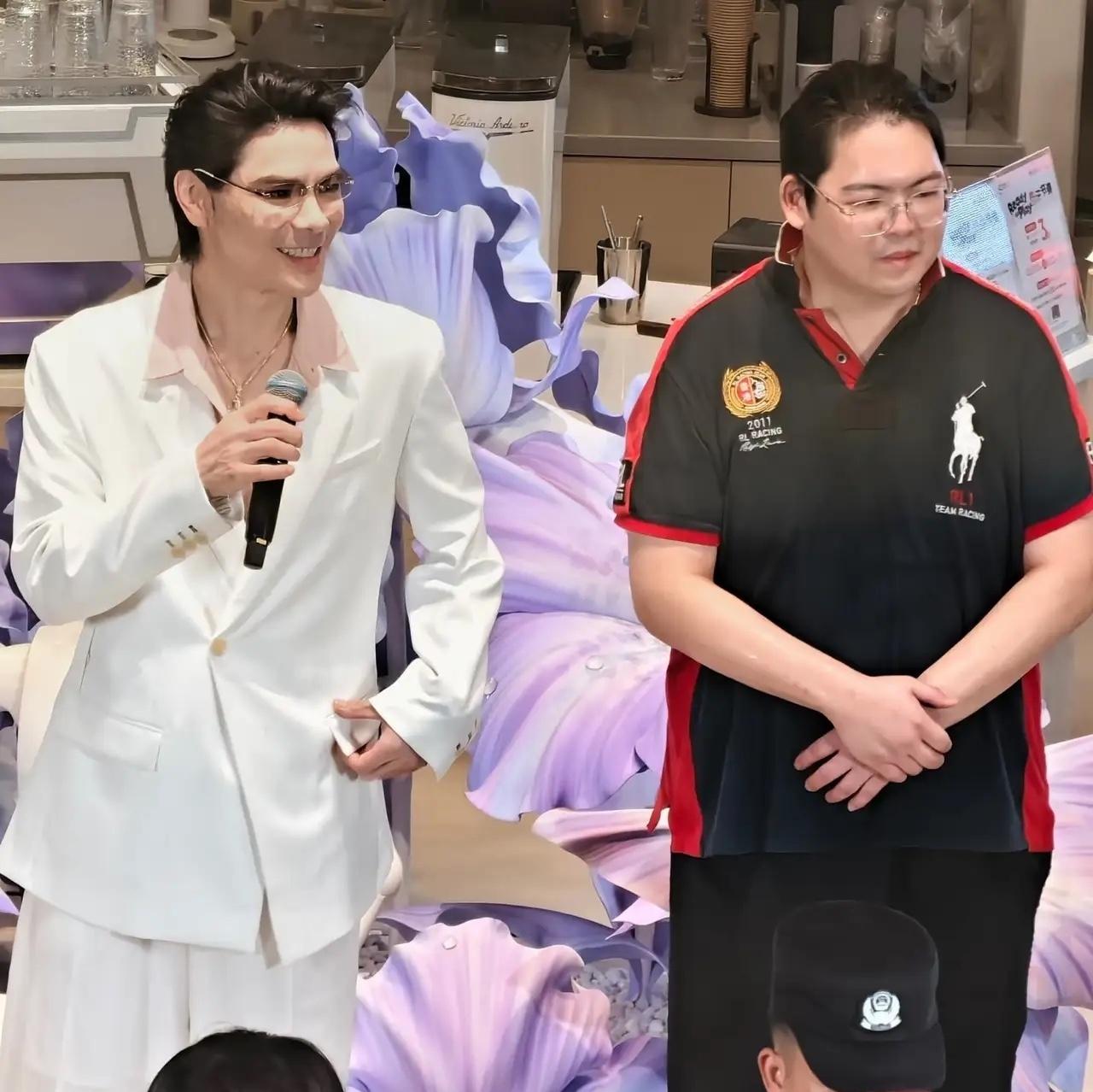 向佐向佑聊天记录向佐和向佑同框直播，很多人第一反应是看热闹，兄弟关系，家庭故事，