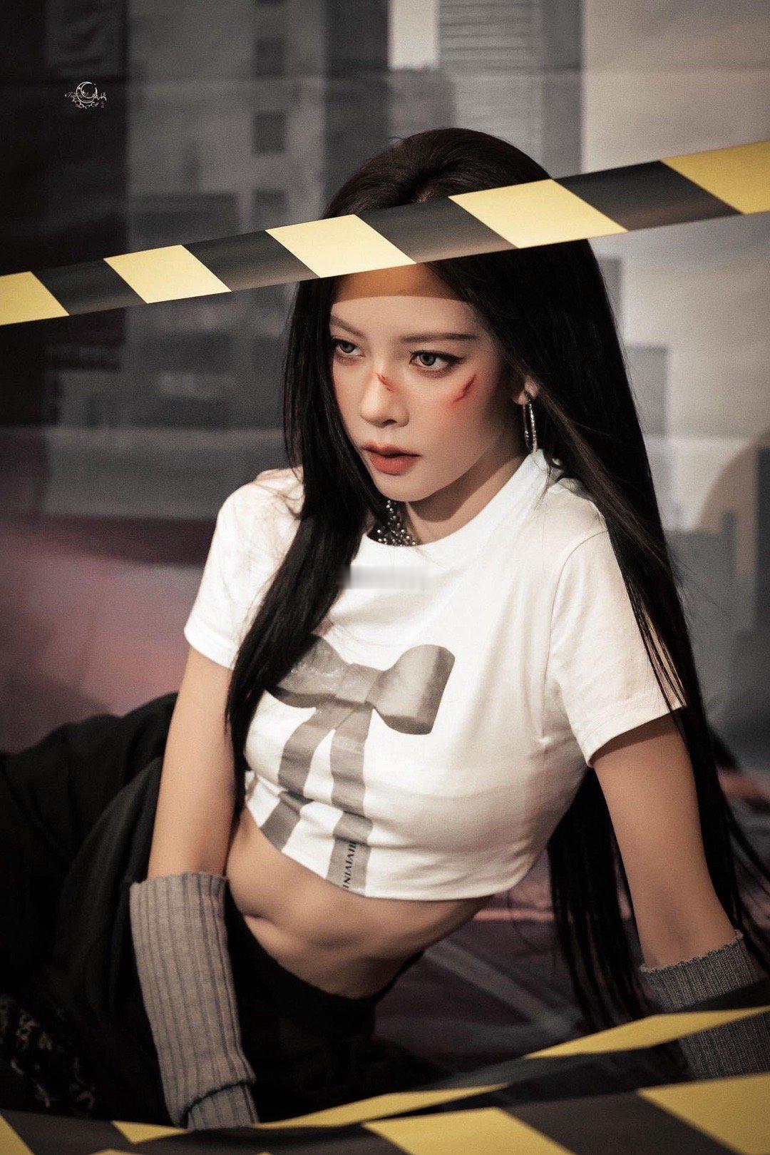 有人天生就适合在镜头里 舞台上的宋妍霏肢体张力拉满，妥妥的魅力舞娘，镜头前不管切