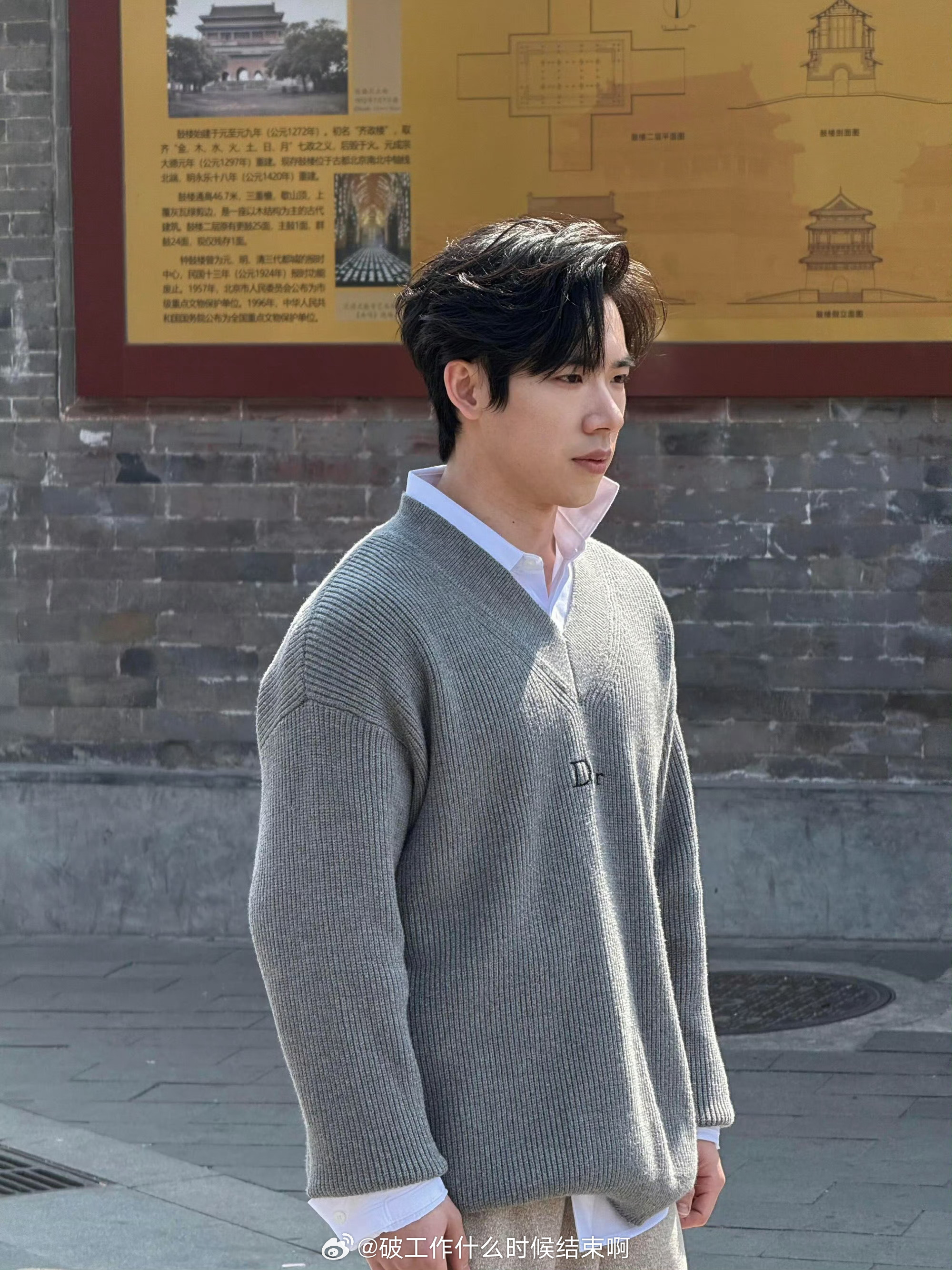 张博恒现身鼓楼拍摄体操名将张博恒现身北京鼓楼拍摄，气质沉稳，引路人驻足围观。 