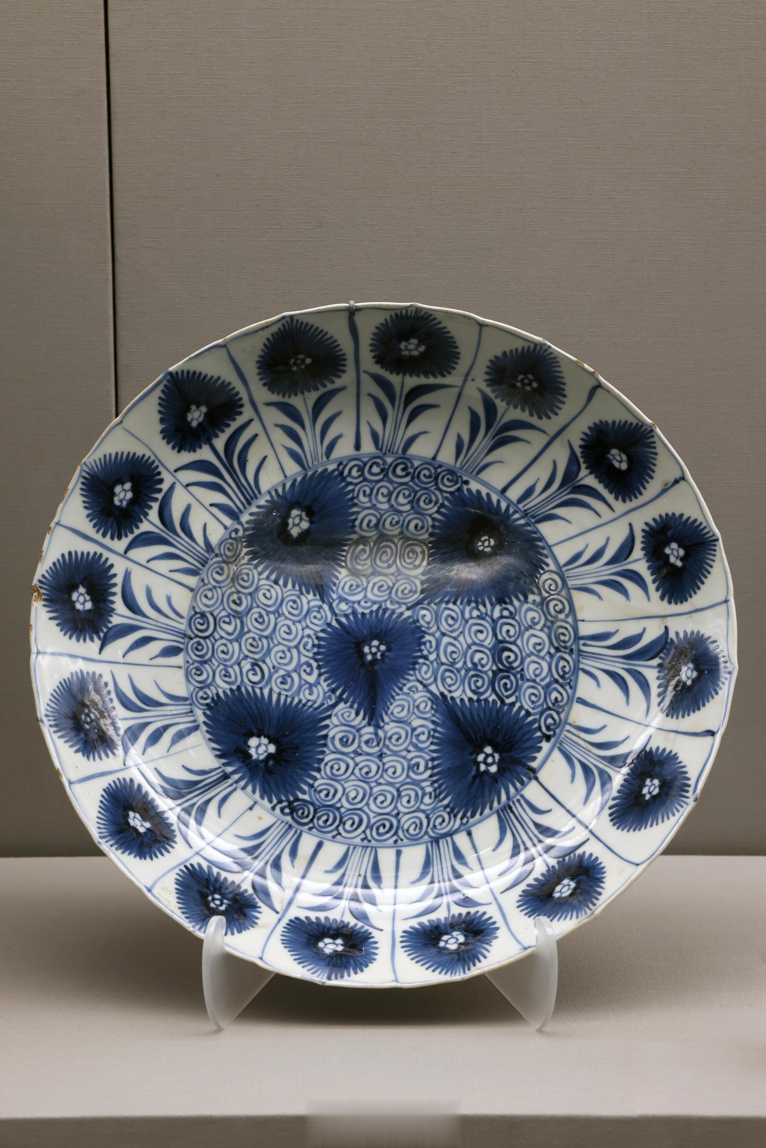 景德镇窑青花开光卷草花纹盘清康熙(1662一1722年)曹建文先生捐赠馆藏编号2