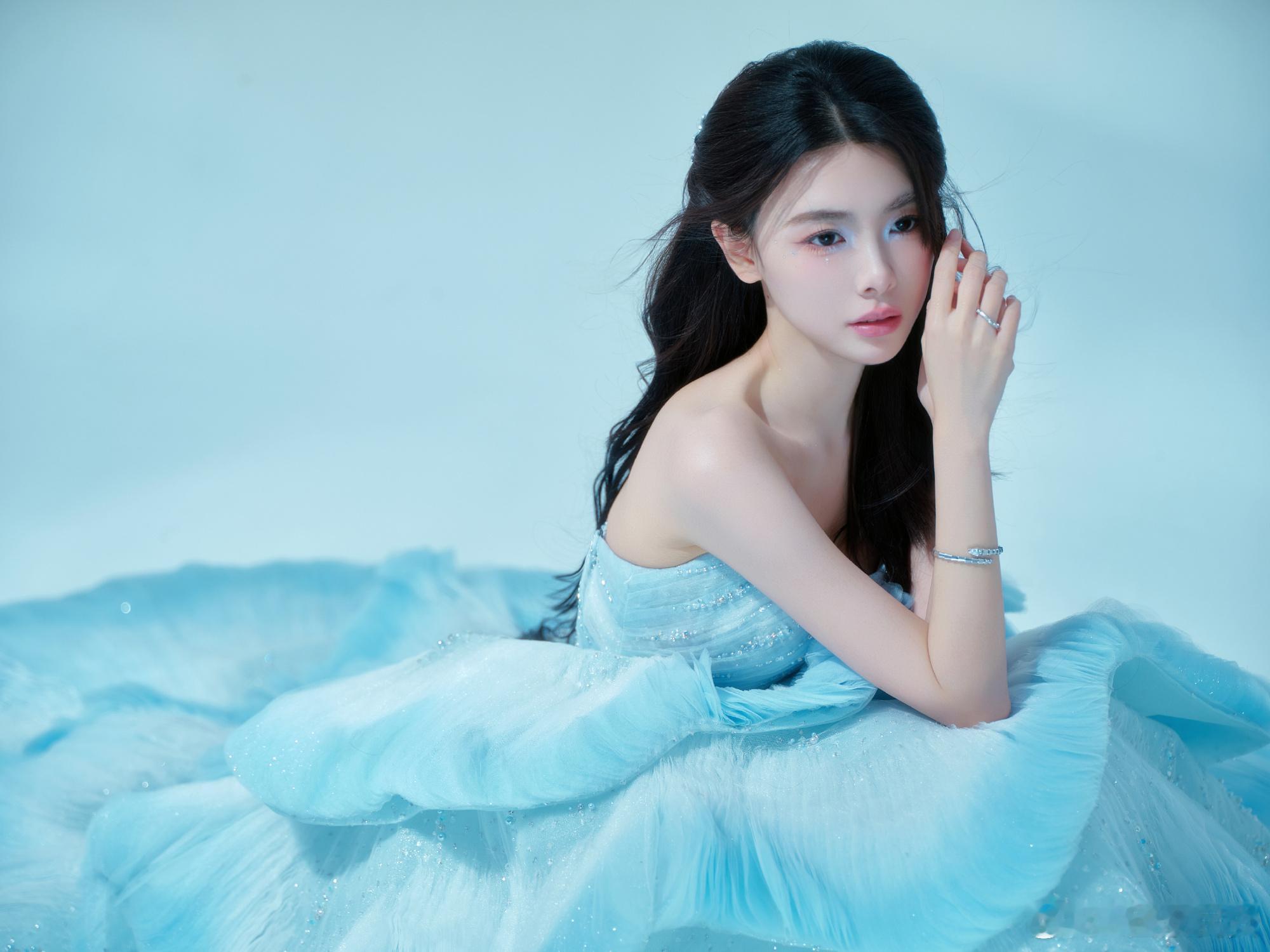 钟雅婷星光大赏红毯 好像人鱼公主啊