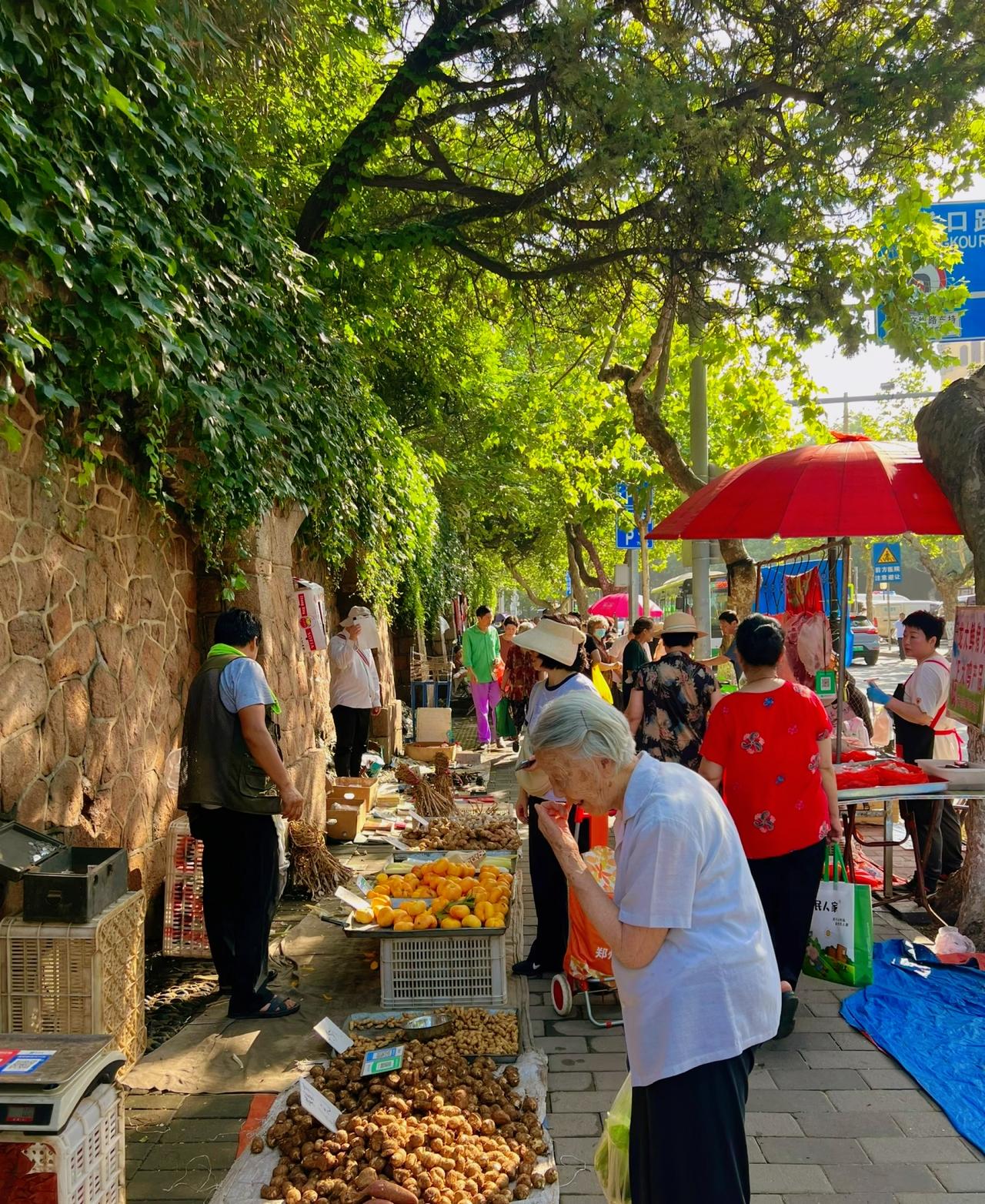 刘震云  ：）
人生百味，酸甜苦辣咸，尝尽人生百味，宫商角徴羽，奏出世间沧桑
人