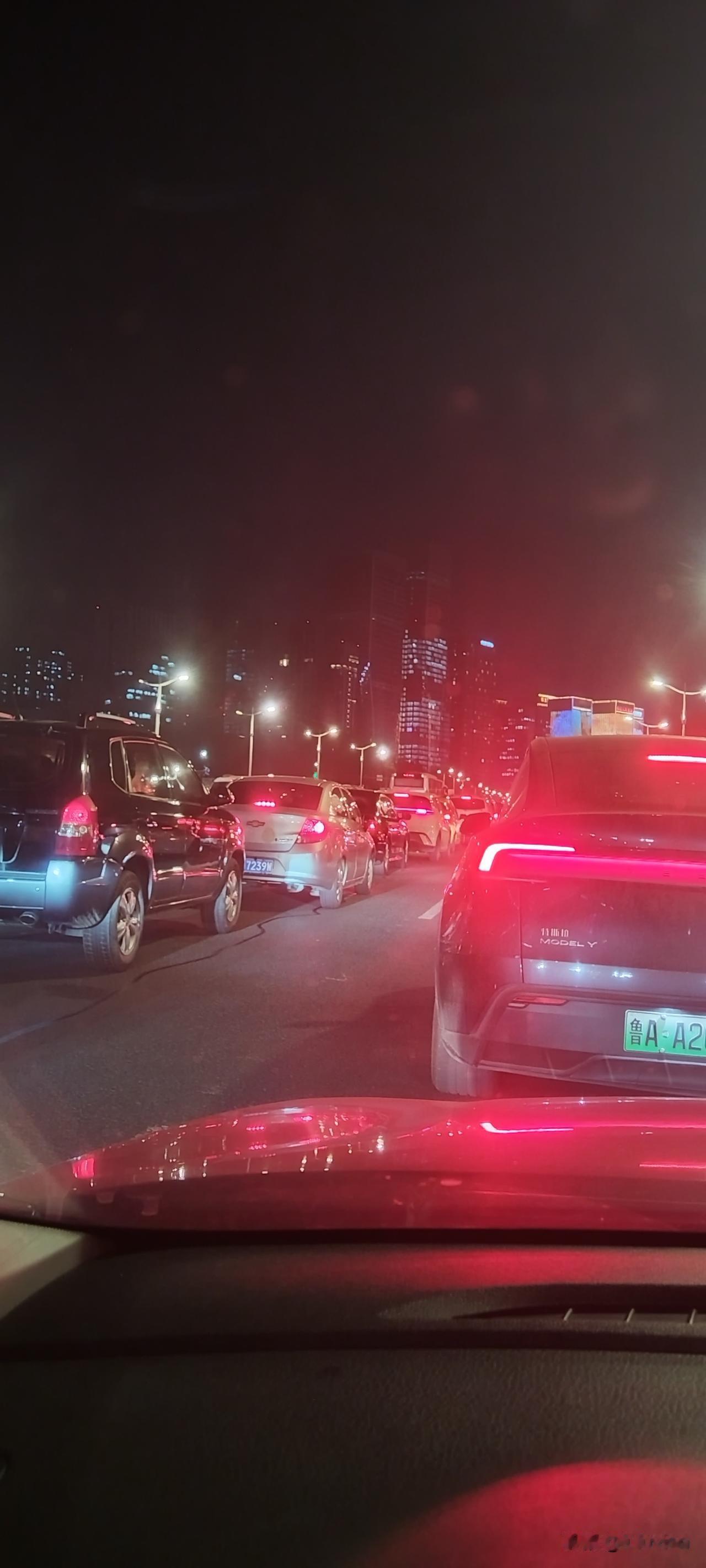 年纪越大，开车时越不爱听歌听广播了，嫌聒噪。
以前开车时总喜欢听音乐广播电台，有