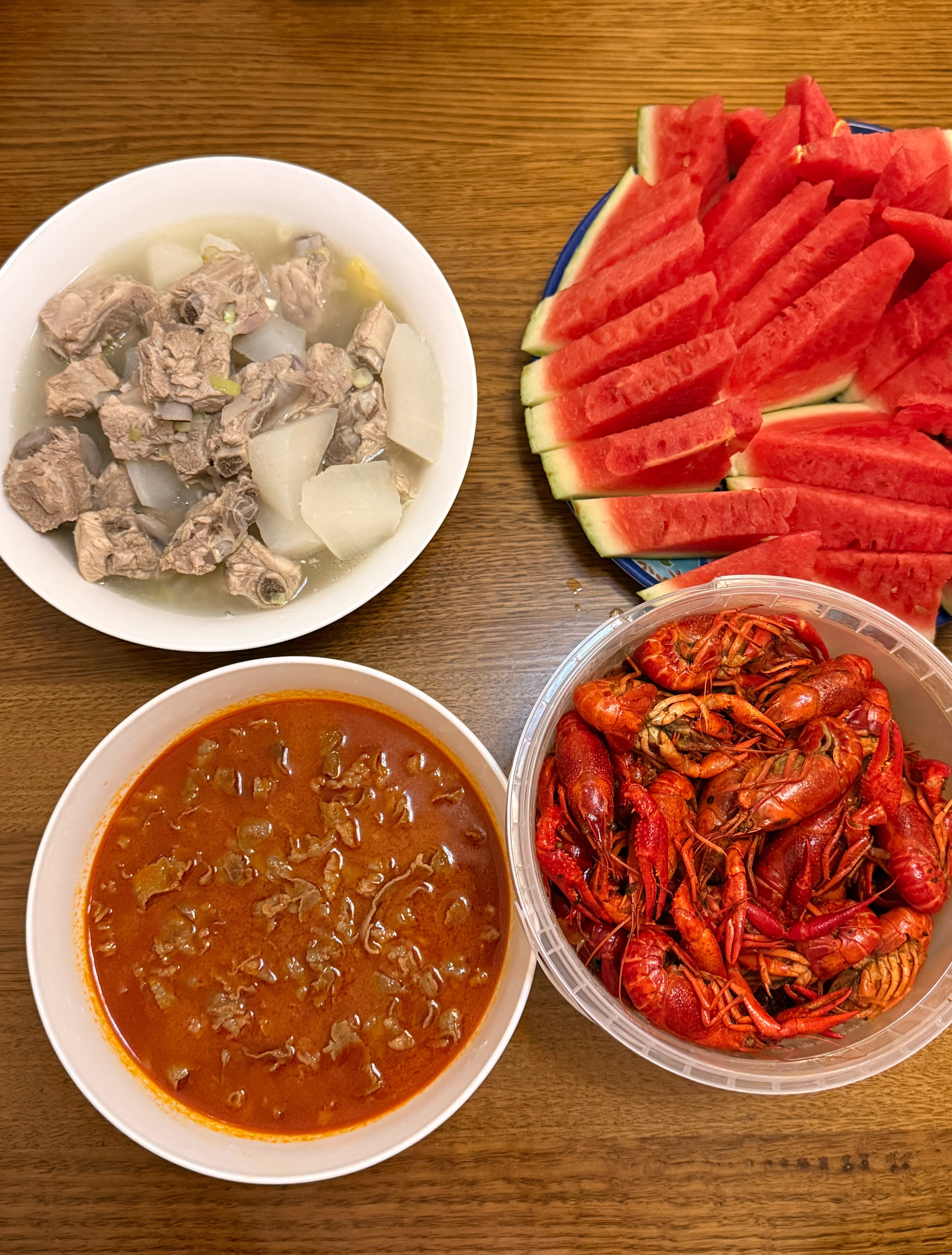 朴素的一餐 我吃酸汤牛肉，他俩人吃排骨，今晚我就非得吃酸汤牛肉不可，小龙虾桶是海
