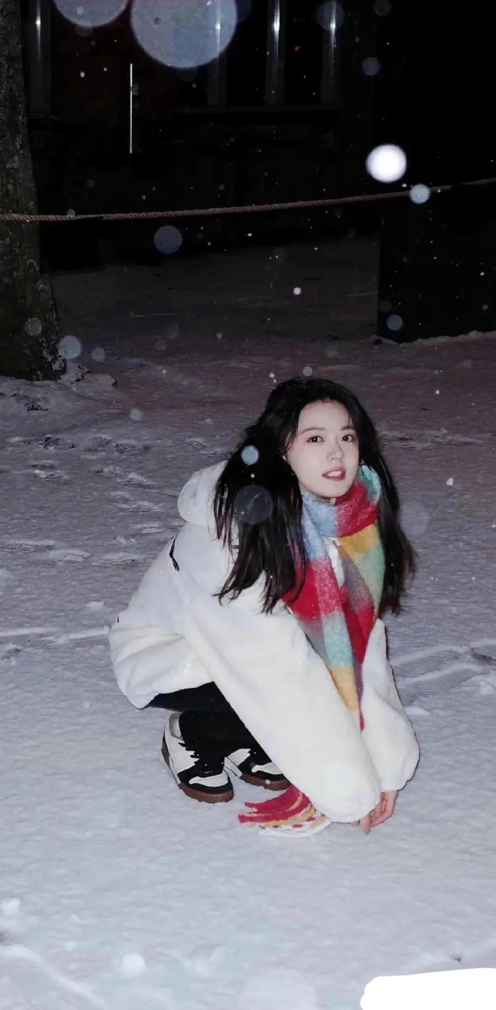 赵今麦真不愧是雪中小精灵，可爱的像一位呆萌的憨憨，又白又美。