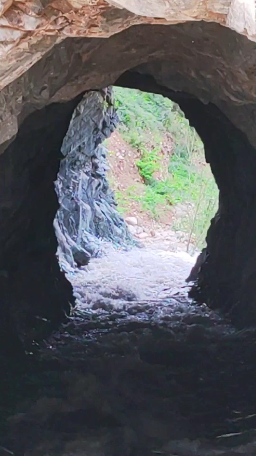 红旗洞坐落在秦岭深处蓝田辋川李家河水库旁，自然与人力巧妙交融出一片胜景。洞口藏在
