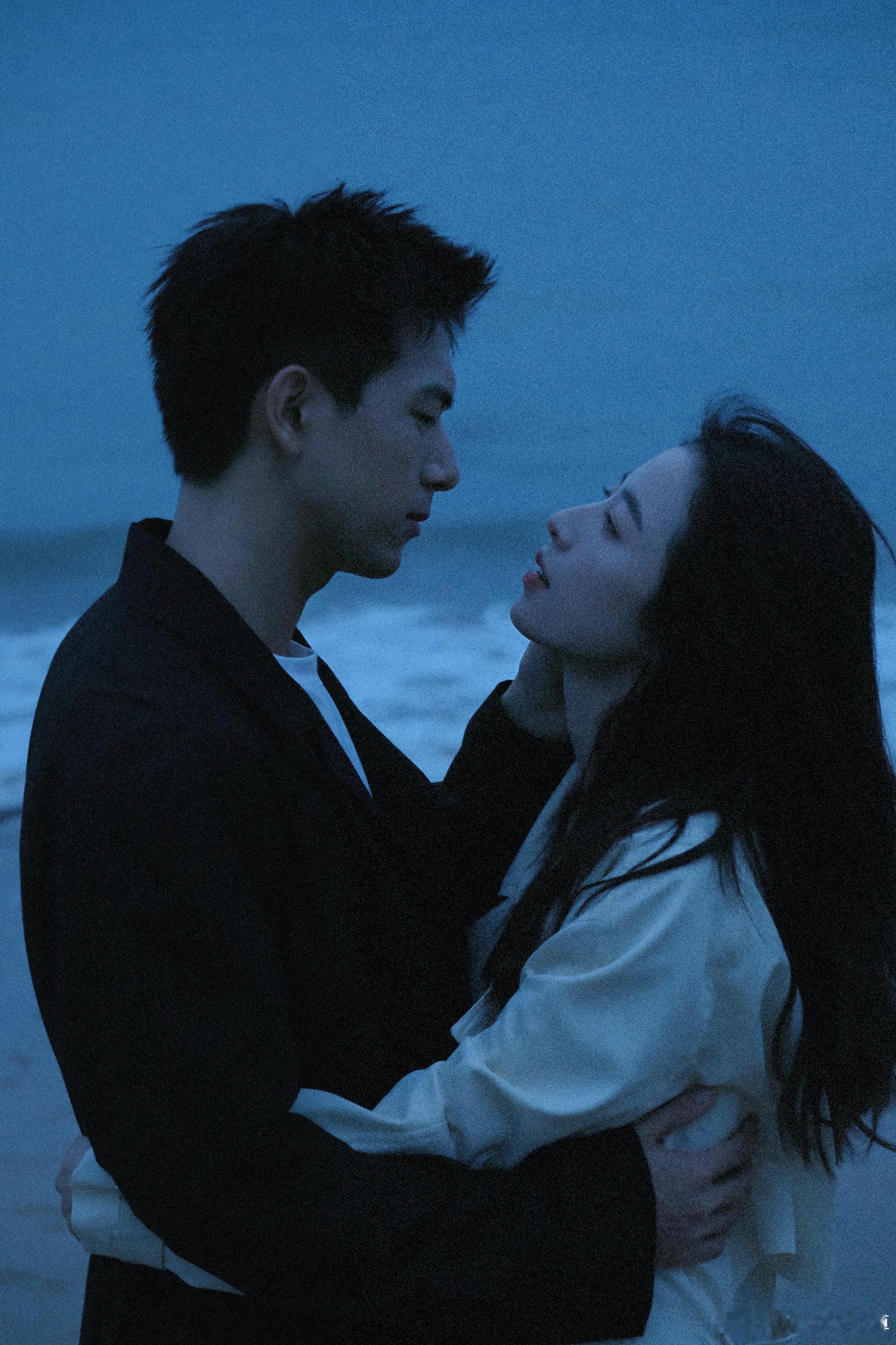 #李现周雨彤晒双人剧照#李现周雨彤双人剧照唯美上线，春风吹过，爱意浓浓。#李现周