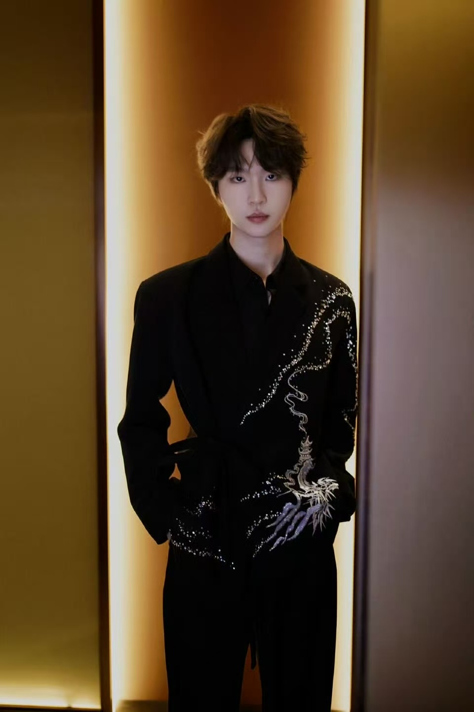 吒宝的新中式造型帅到出圈，黑衫配银纹的设计满分，清冷贵气扑面而来吒宝新中式帅成啥