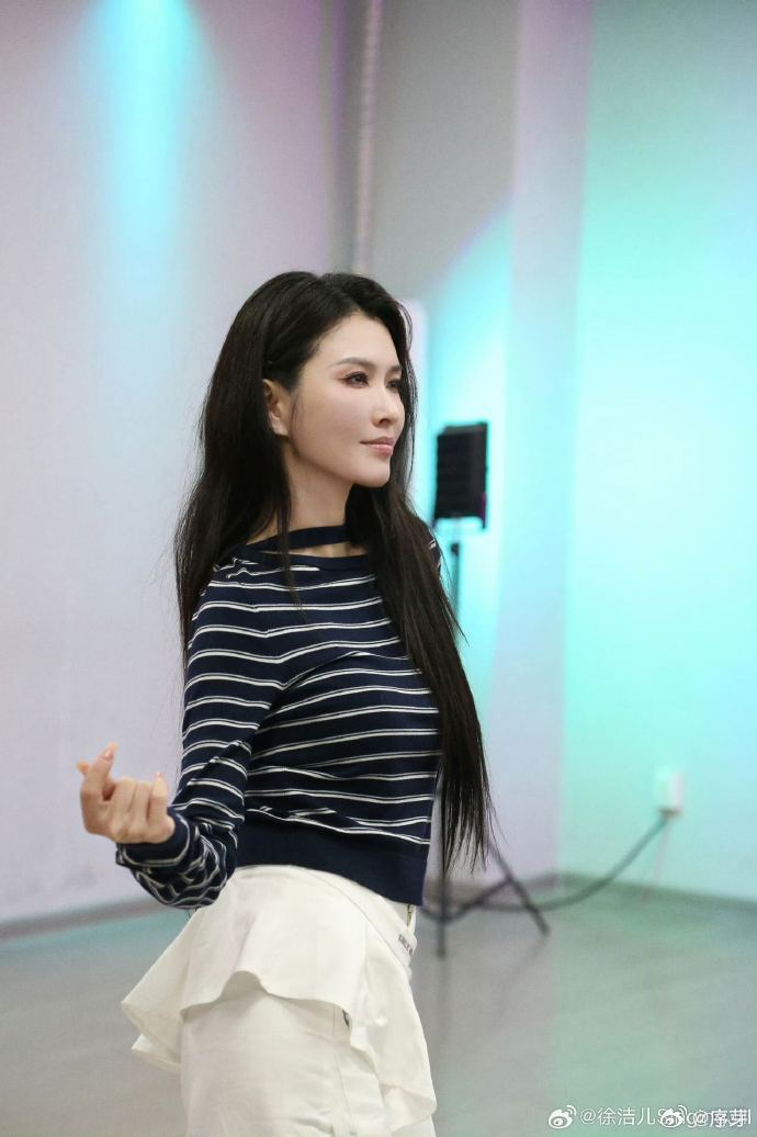 徐洁儿乘风唱担徐洁儿修音响谁看了徐洁儿的舞台不夸一句实力在线，唱跳全开麦无修音，