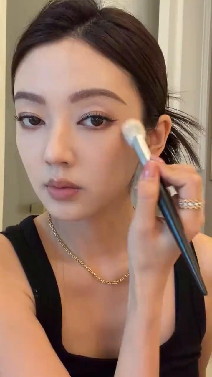 第一次见到可以抢化妆师饭碗的女明星，何瑞贤真的很懂自己的美，五官很突出且长得很有