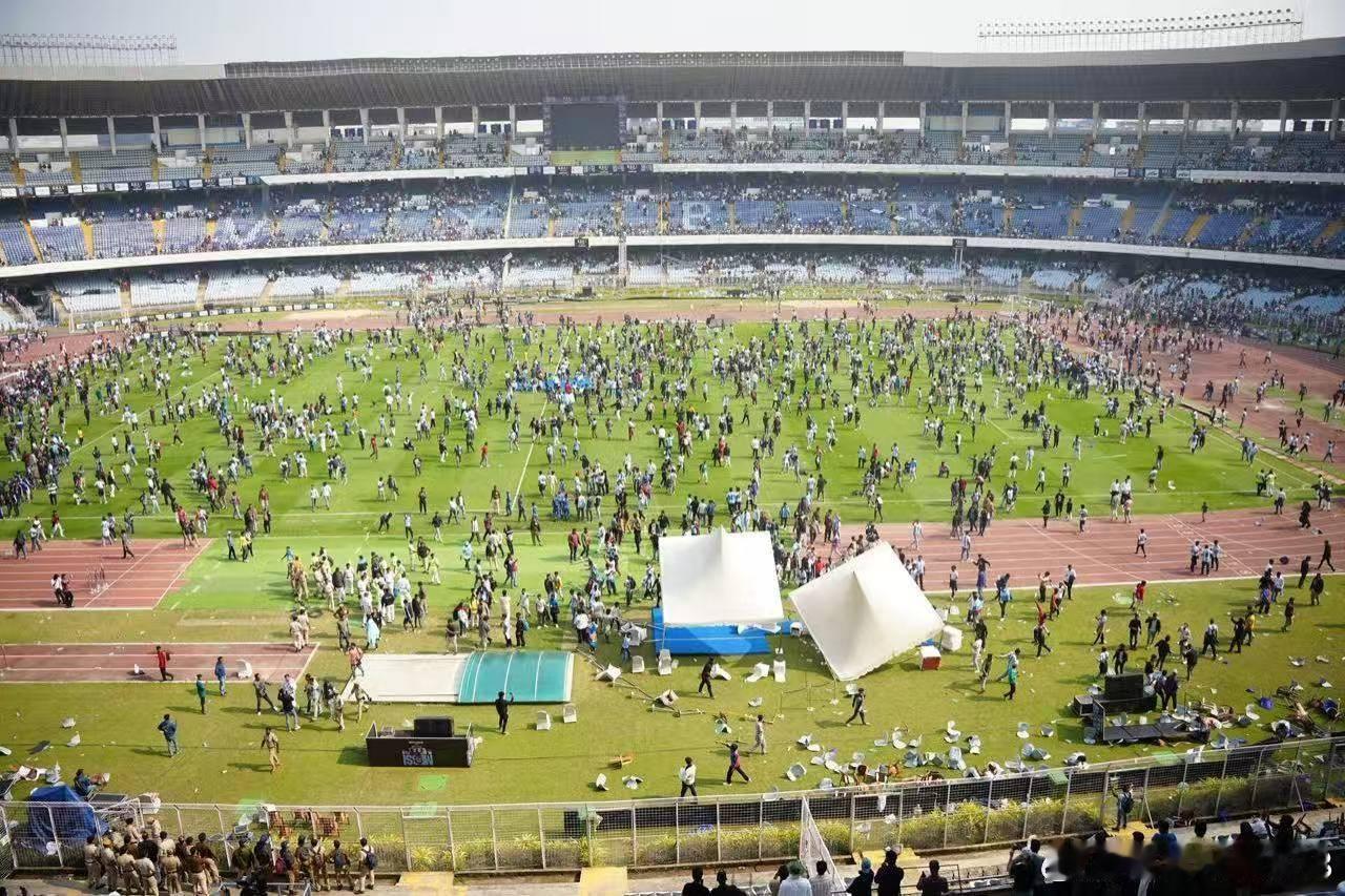 梅西印度活动只待十分钟！球迷愤怒砸场 主办方被警察拘留------北京时间12月