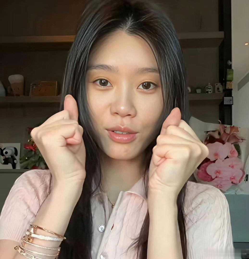 奚梦瑶纯素颜出镜，不得不感慨，她的底子确实很好，难怪化妆之后这么漂亮 