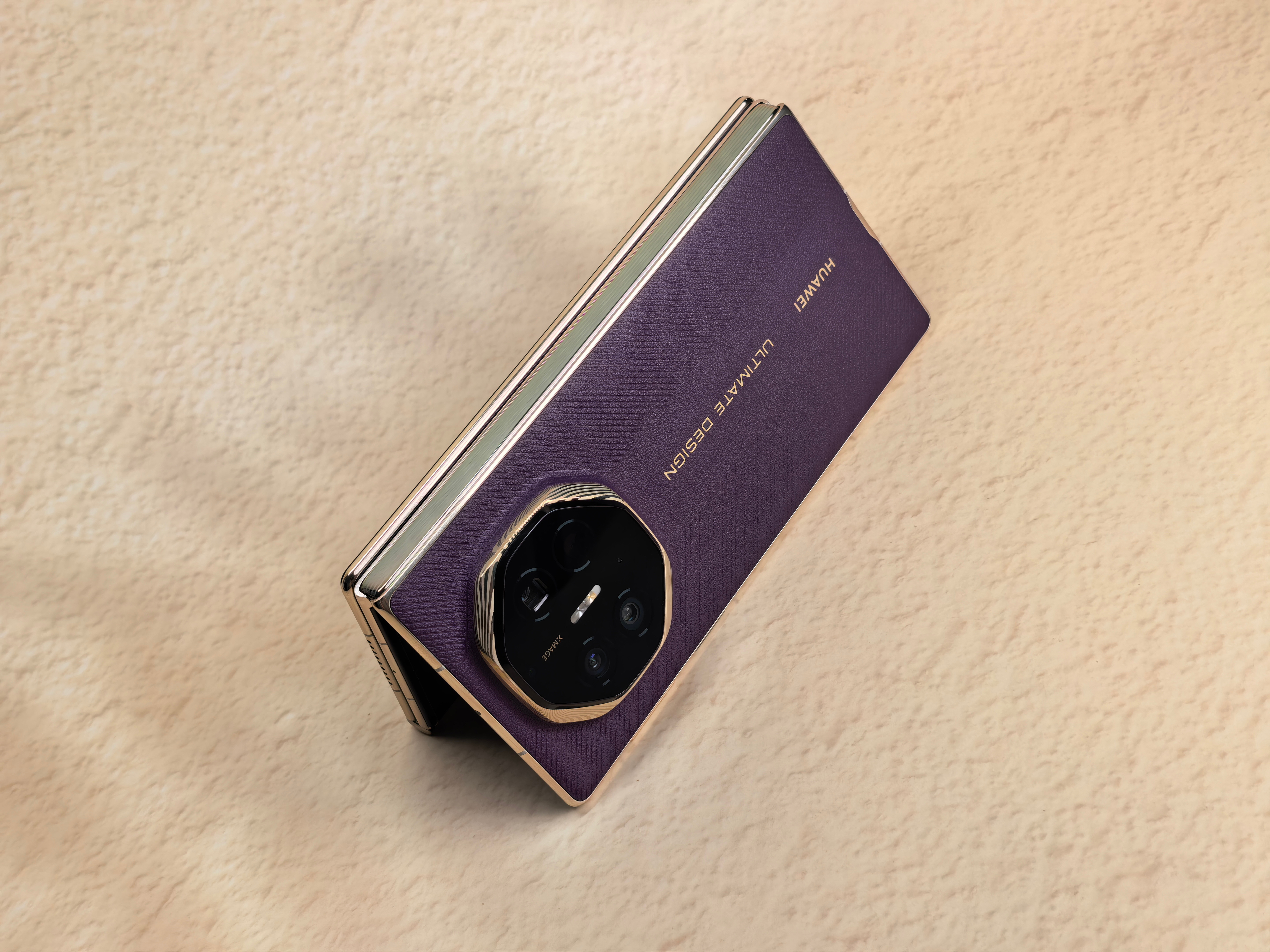 用华为三折叠这段时间是真顺手。开合丝滑，折痕基本看不出来，日常办公分屏记东西、看