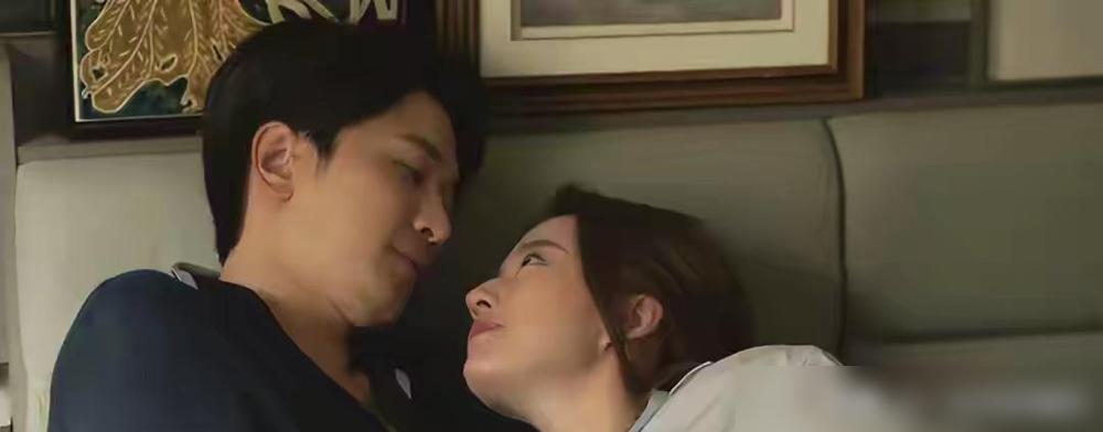 4集狂吻27次，镜头前亲到嘴软，镜头后彭冠英往大腿间塞了个抱枕。这操作，刘亦菲估