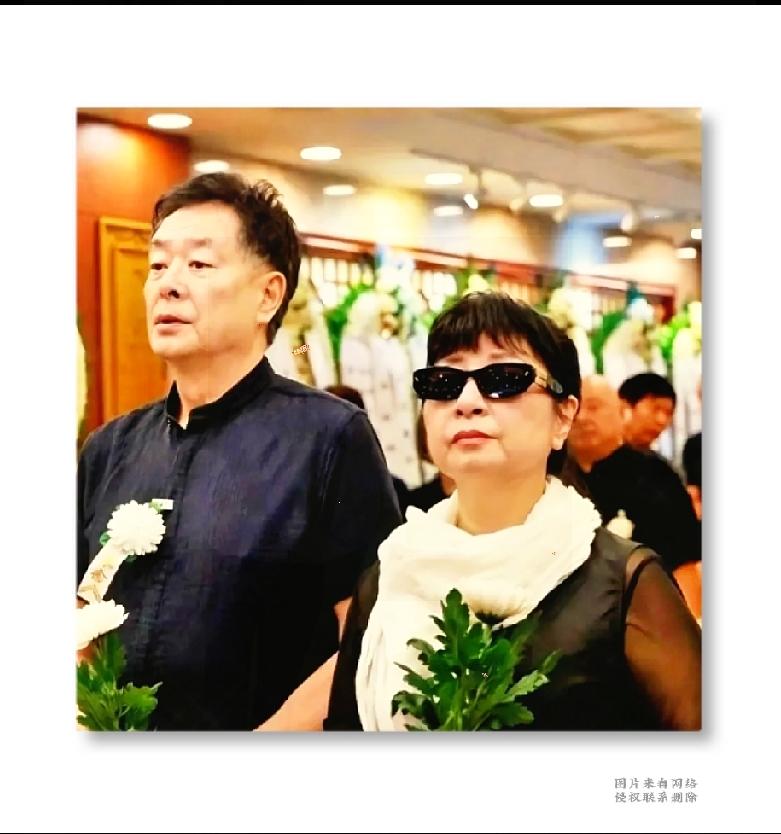 白花寄哀思，众名家送别京剧大师李维康

梨园一代大家李维康告别仪式，不少文艺界老